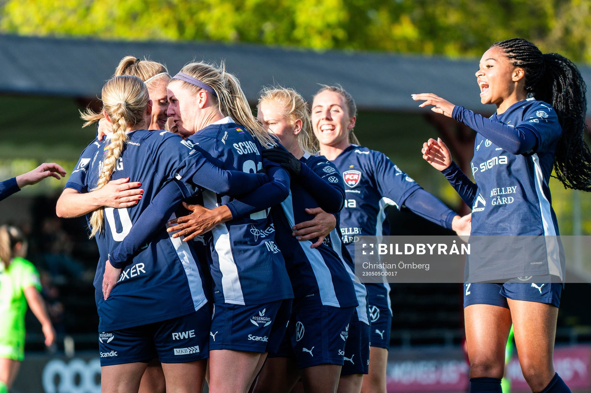 FC Rosengårds Olivia Schough jublar med lagkamrater