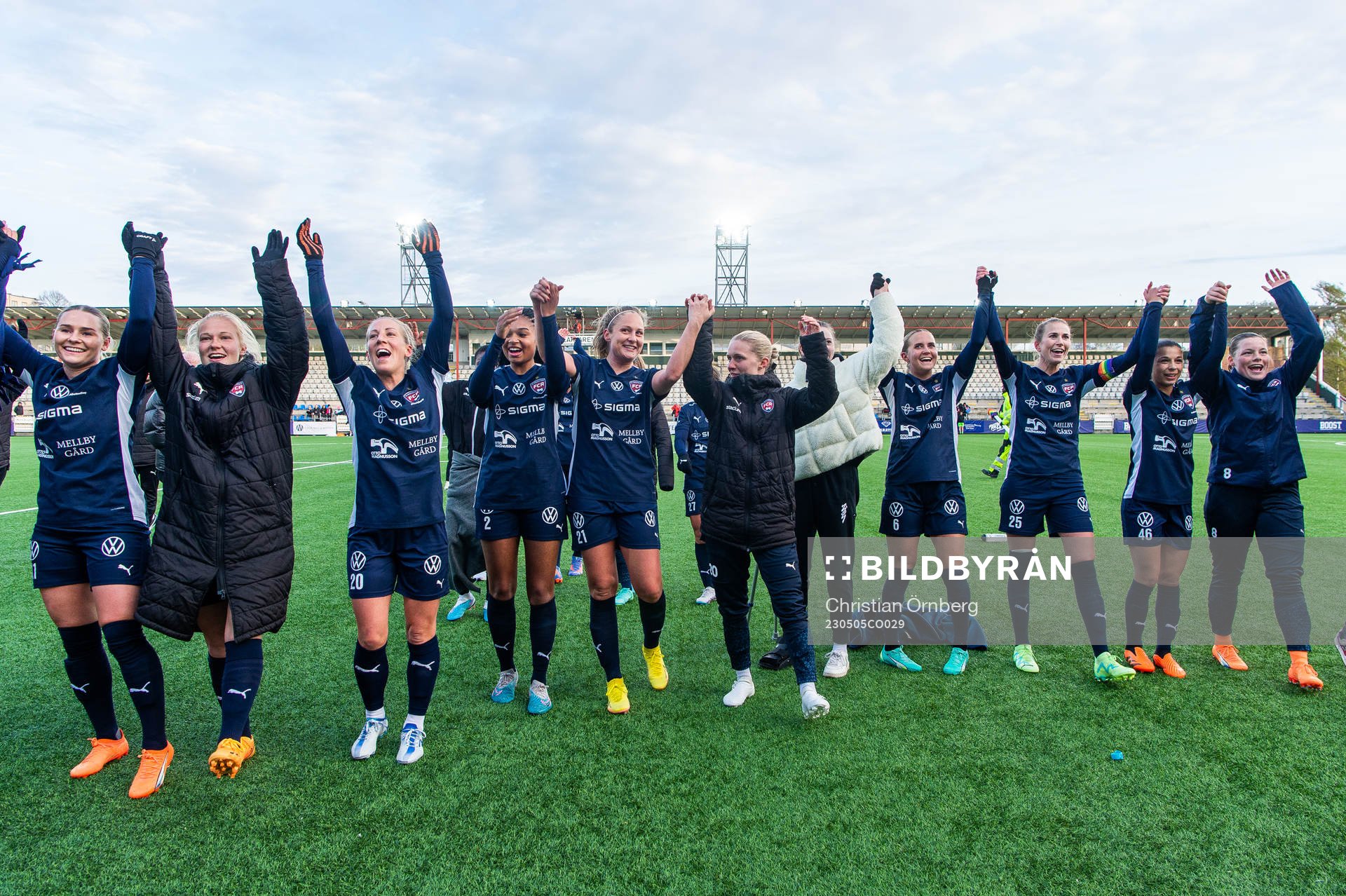 FC Rosengårds spelare jublar