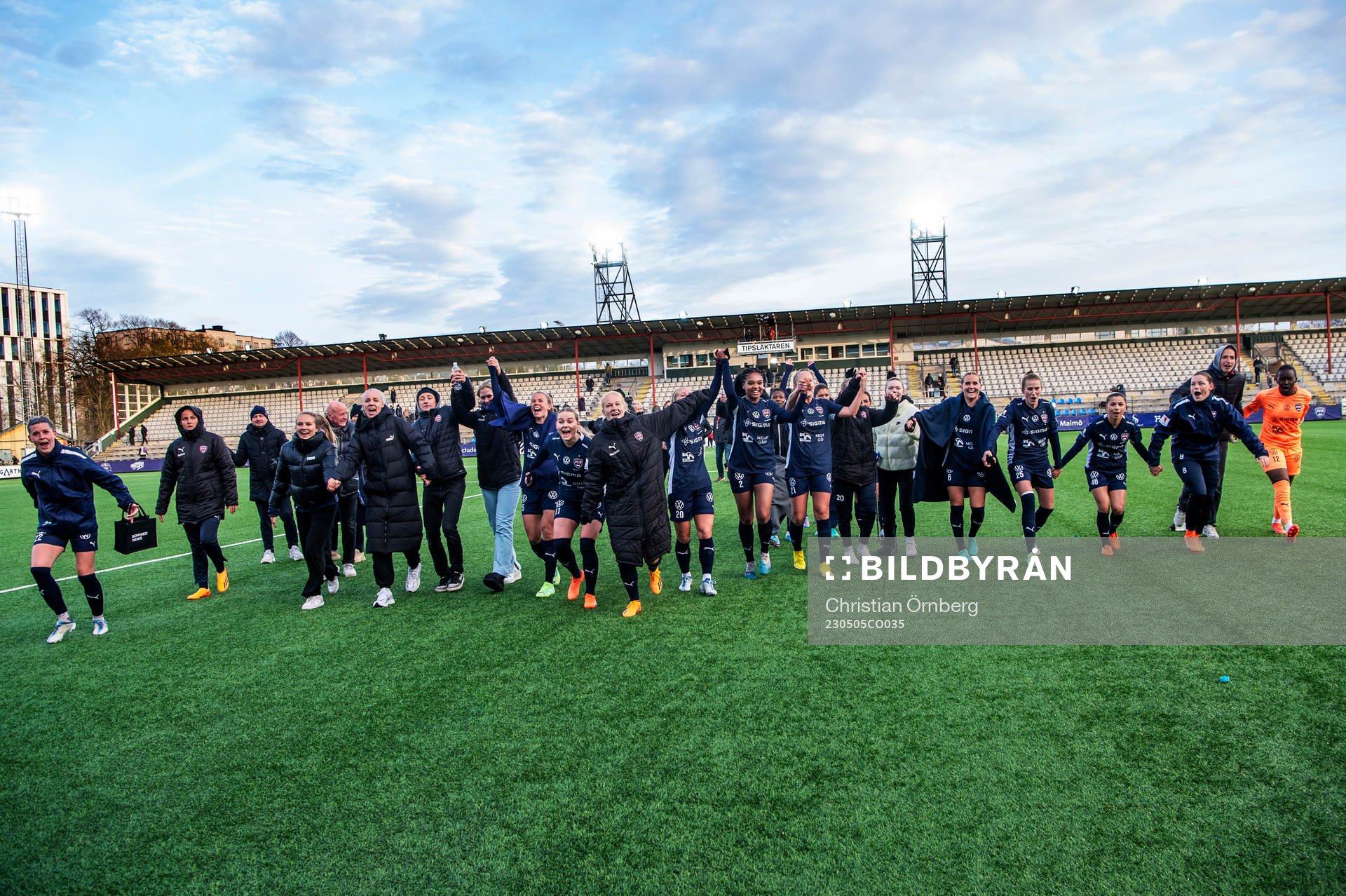 FC Rosengårds spelare jublar efter fotbollsmatchen i Damallsvenskan mellan FC Rosengård och Kristianstad den 5 maj 2023 i Malmö.