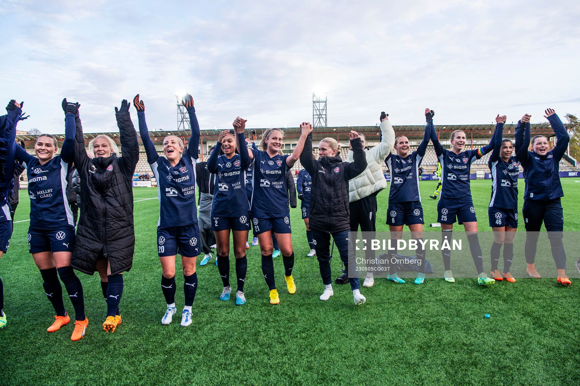 FC Rosengårds spelare jublar