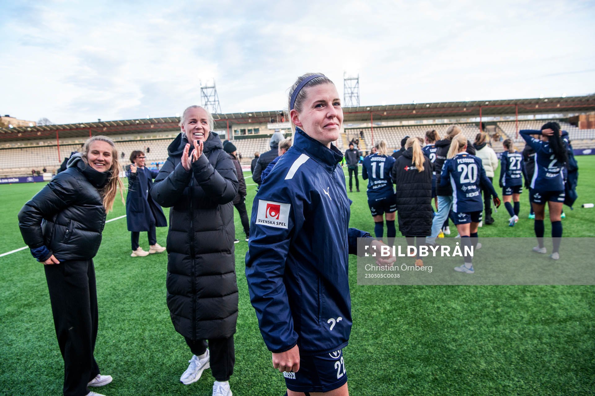 FC Rosengårds Olivia Schough firar segern med Caroline
