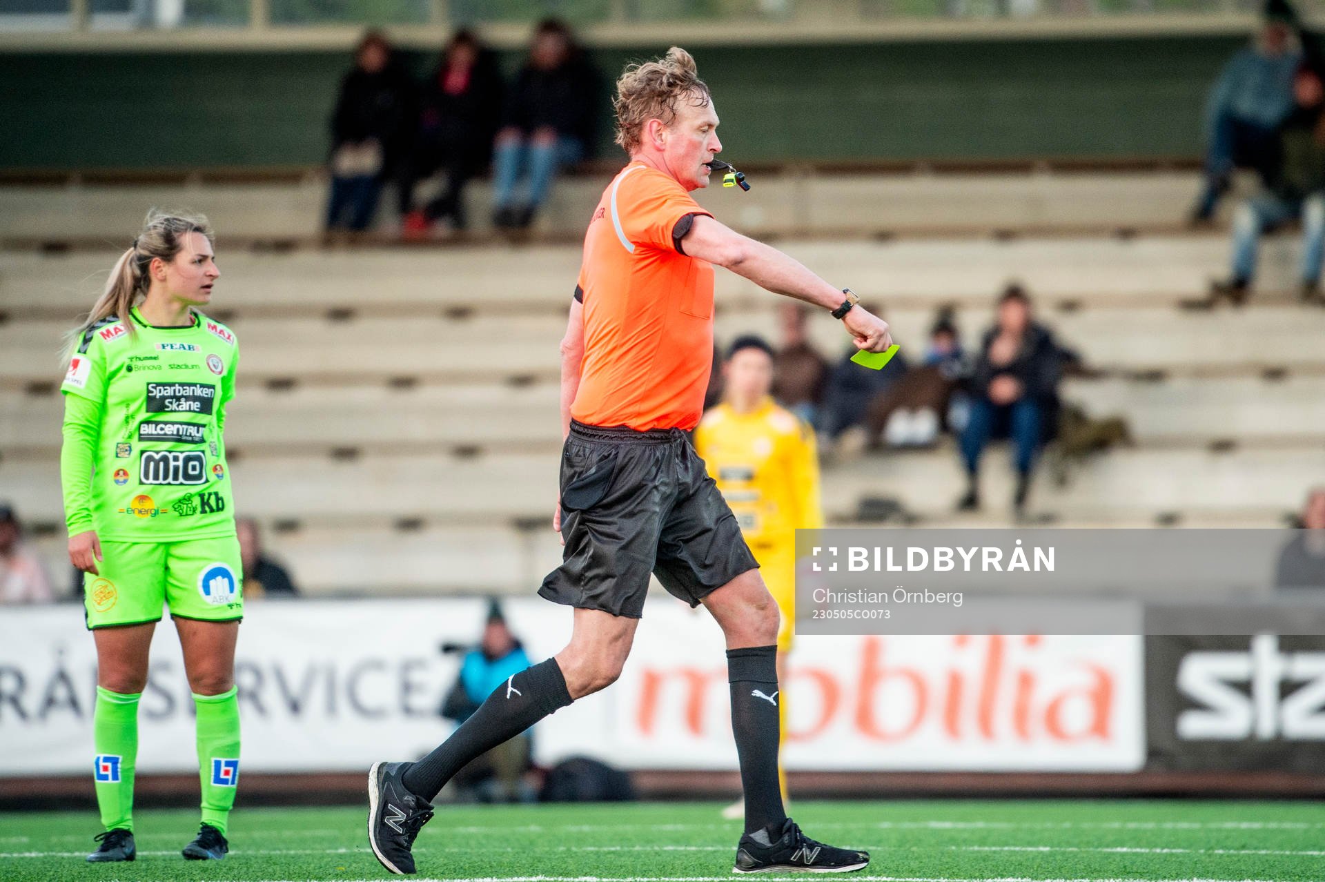 Domare Niklas Andersson tar fram det gula kortet under fotbollsmatchen i Damallsvenskan mellan FC Rosengård och Kristianstad den 5 maj 2023 i Malmö.