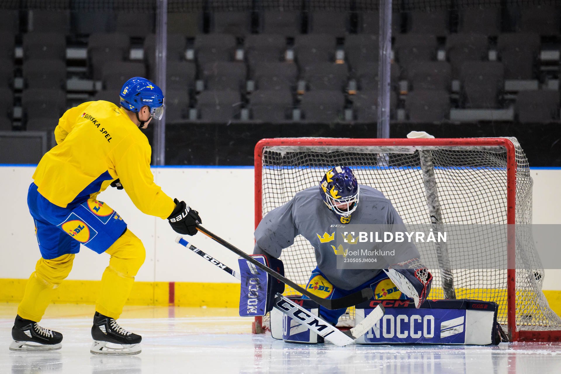 Jakob Silfverberg and goaltender Marcus Högberg of Sweden