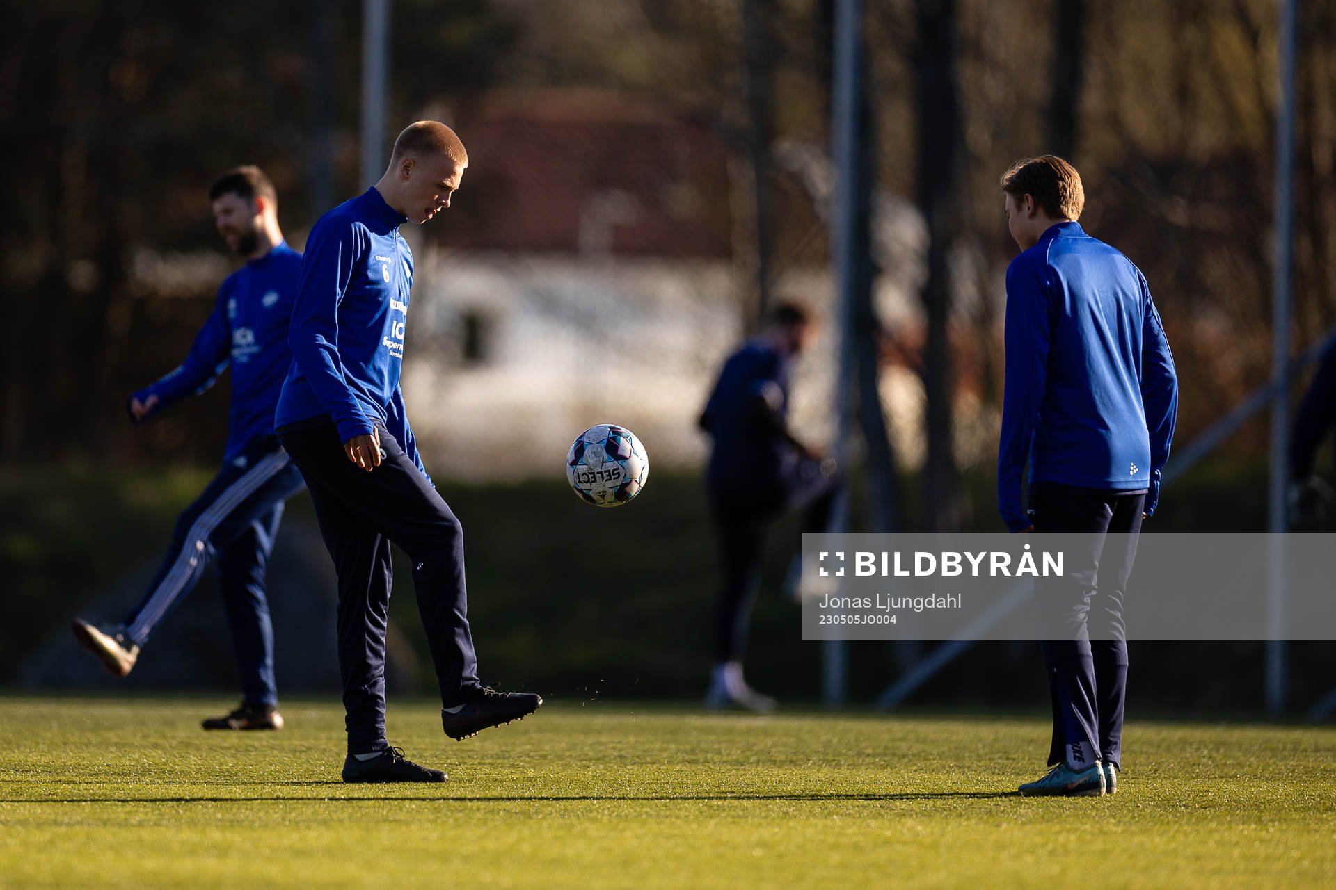 Hovshagas spalere värmer upp före fotbollsmatchen i
