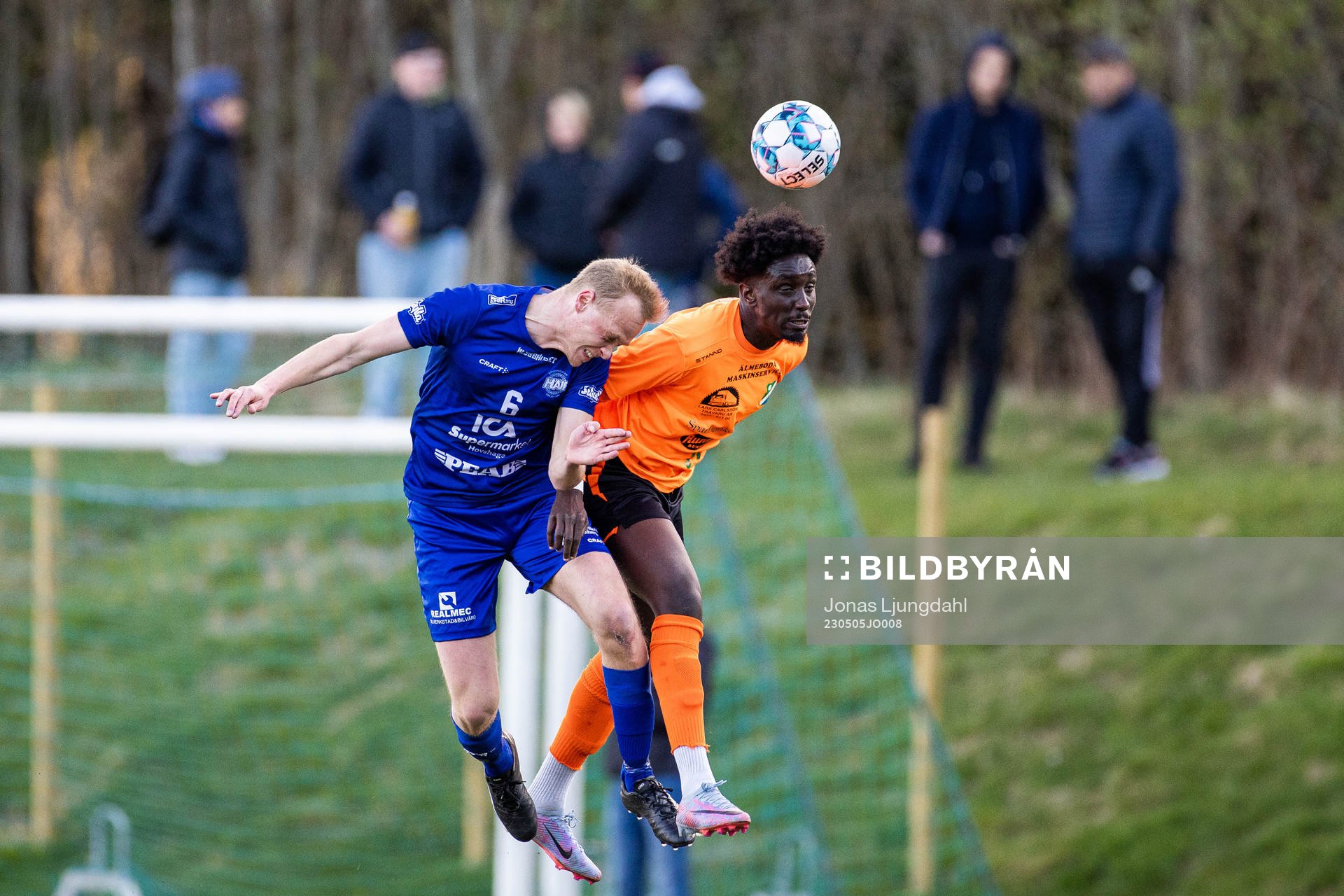 Hovshagas Albin Nordin and Älmeboda/LInnerydsIlyas Ahmed Mahmud under fotbollsmatchen i division 3 sydöstra götaland mellan Hovshaga och Älmeboda/Linneryd den 5 maj 2023 i Växjö.