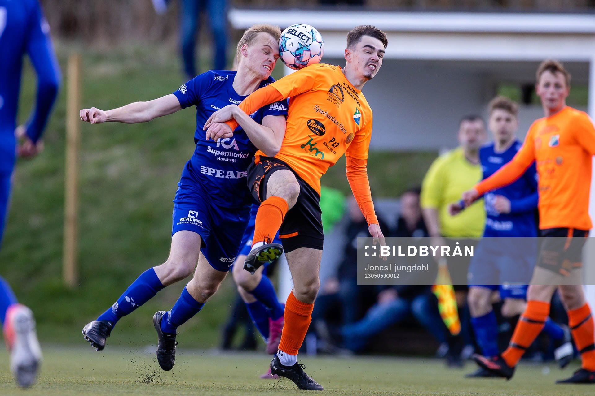 Hovshagas Albin Nordin och Älmeboda/LInneryds David Cruciat under fotbollsmatchen i division 3 sydöstra götaland mellan Hovshaga och Älmeboda/Linneryd den 5 maj 2023 i Växjö.