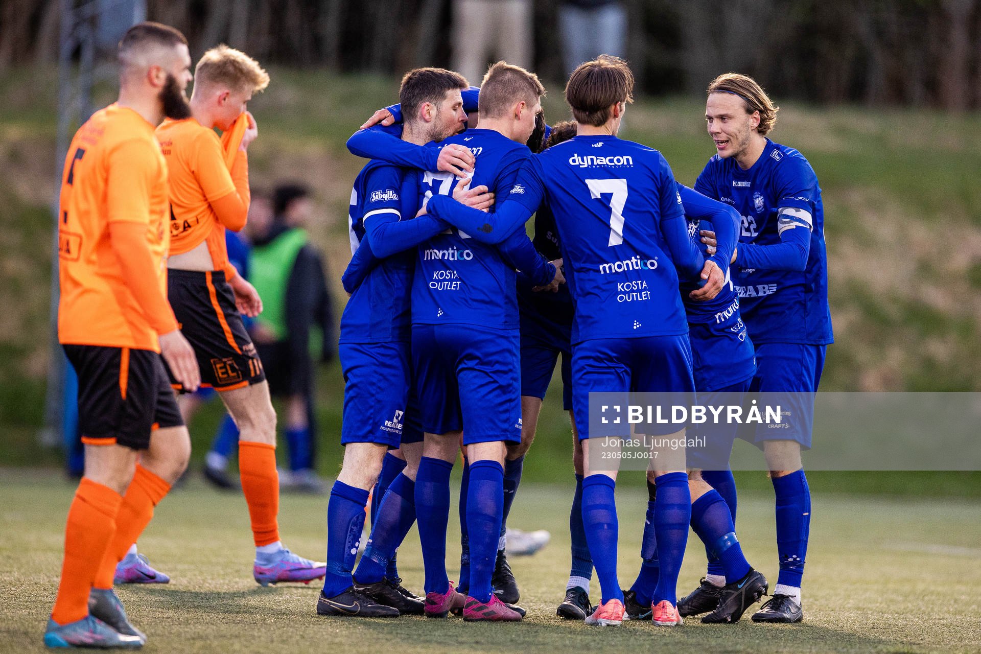 Hovshagas spelare jublar efter 2-1 under fotbollsmatchen i division 3 sydöstra götaland mellan Hovshaga och Älmeboda/Linneryd den 5 maj 2023 i Växjö. 
