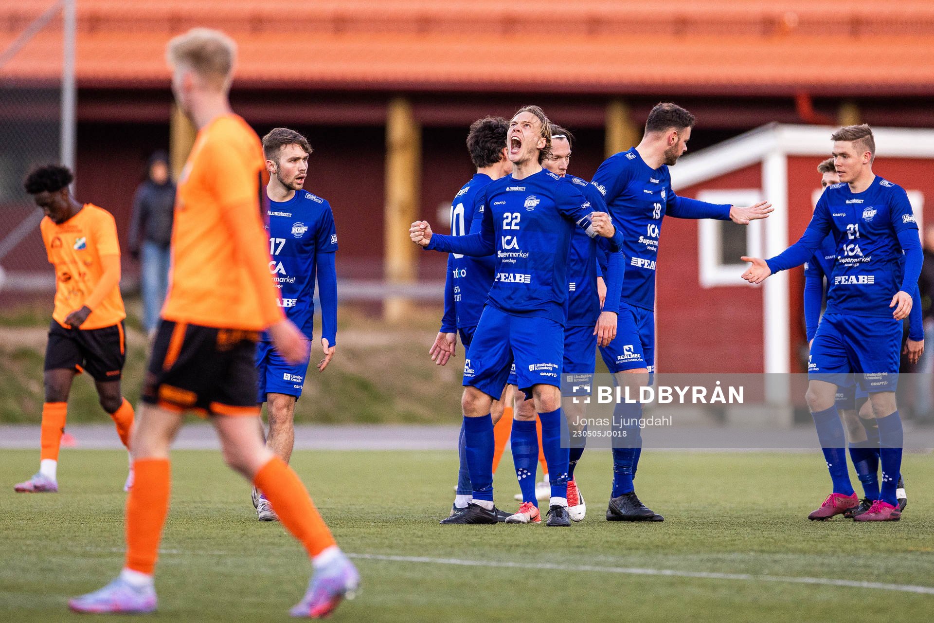 Hovshagas Otto Mellberg jublar med lagkamrater