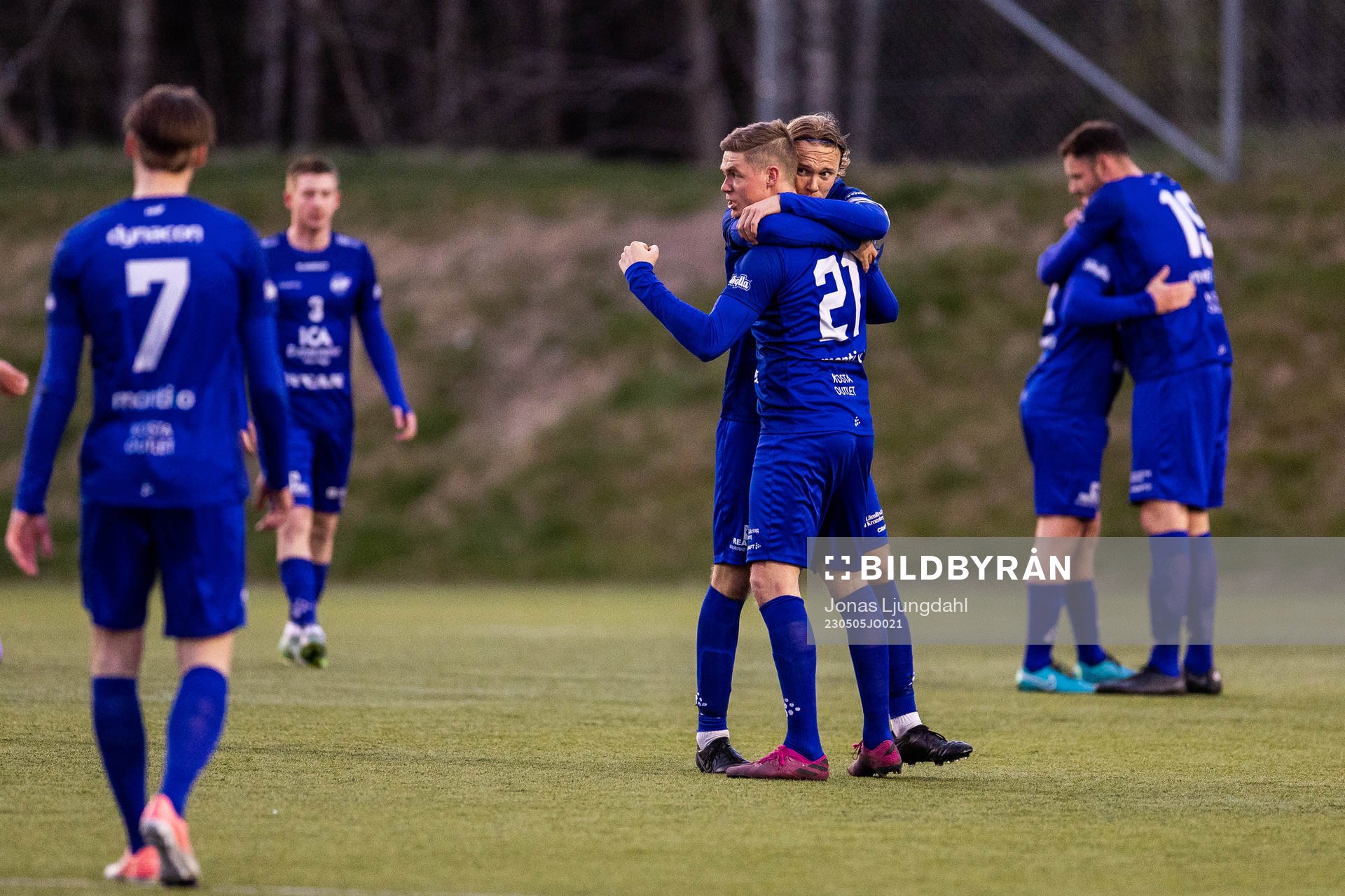 Hovshagas Marcus Nilsson och Otto Mellberg jublar efter fotbollsmatchen i division 3 sydöstra götaland mellan Hovshaga och Älmeboda/Linneryd den 5 maj 2023 i Växjö.