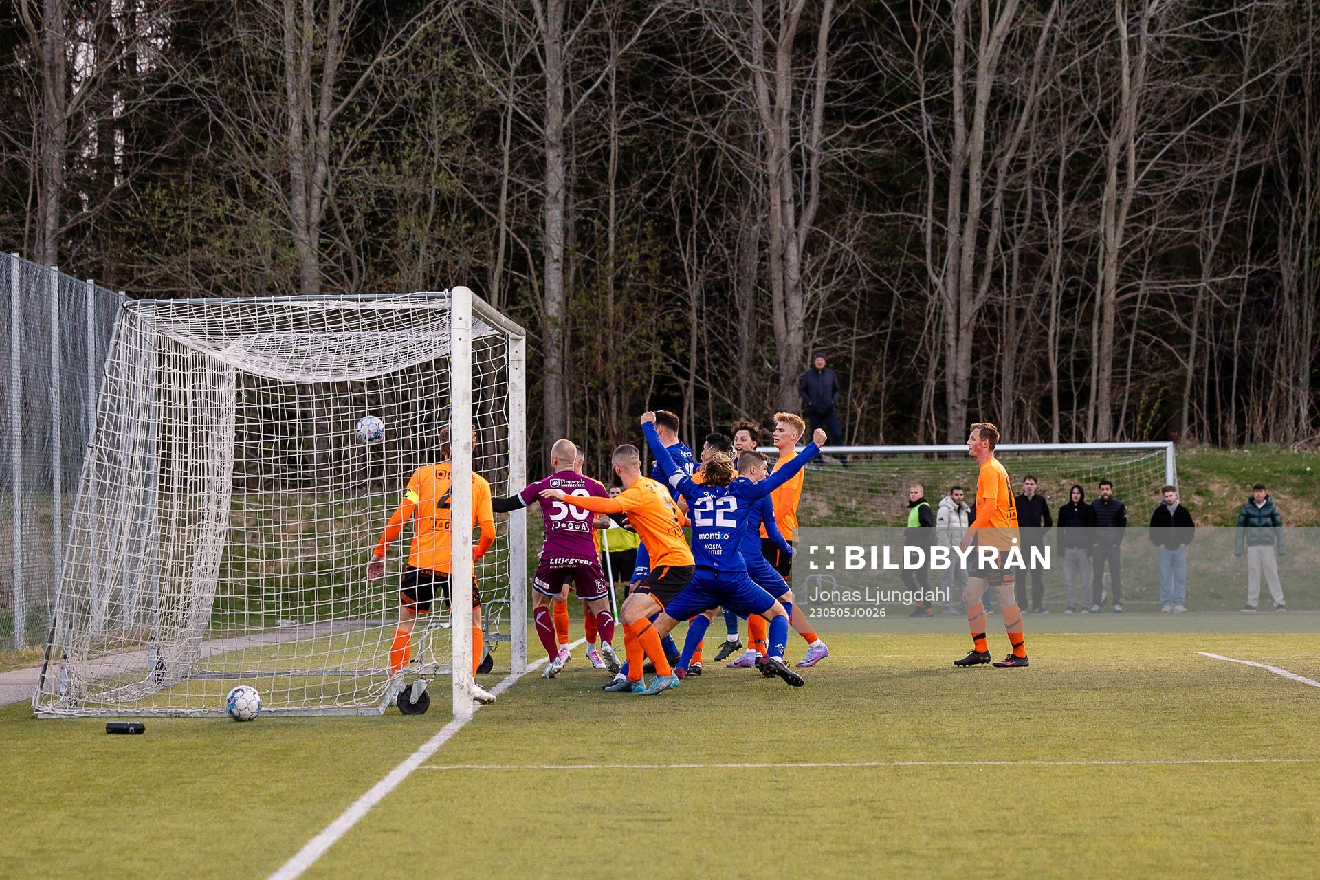 Hovshagas Marcus Nilsson (ej i bild) gör mål 2-1 under fotbollsmatchen i division 3 sydöstra götaland mellan Hovshaga och Älmeboda/Linneryd den 5 maj 2023 i Växjö.
