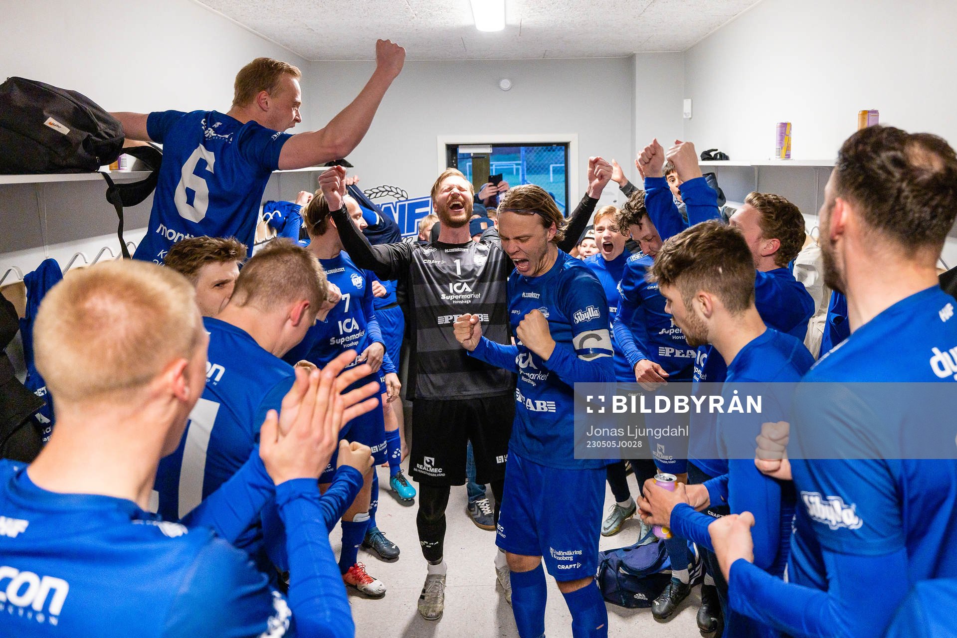 Hovshagas spelare jublar efter fotbollsmatchen i division 3 sydöstra götaland mellan Hovshaga och Älmeboda/Linneryd den 5 maj 2023 i Växjö. 