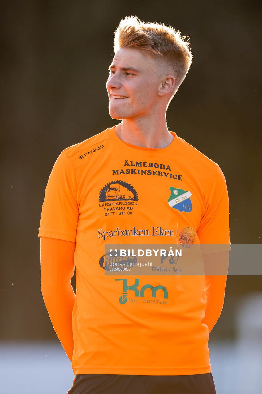 Älmeboda/LInneryds Rasmus Brauer under fotbollsmatchen i division 3 sydöstra götaland mellan Hovshaga och Älmeboda/Linneryd den 5 maj 2023 i Växjö.