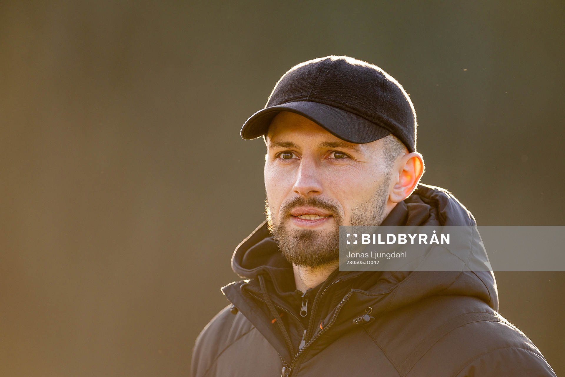 Älmeboda/LInneryds tränare Elmin Nurkić under fotbollsmatchen i division 3 sydöstra götaland mellan Hovshaga och Älmeboda/Linneryd den 5 maj 2023 i Växjö.