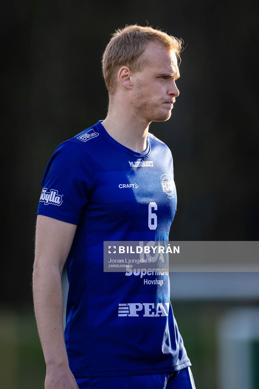 Hovshagas Albin Nordin under fotbollsmatchen i division 3 sydöstra götaland mellan Hovshaga och Älmeboda/Linneryd den 5 maj 2023 i Växjö.