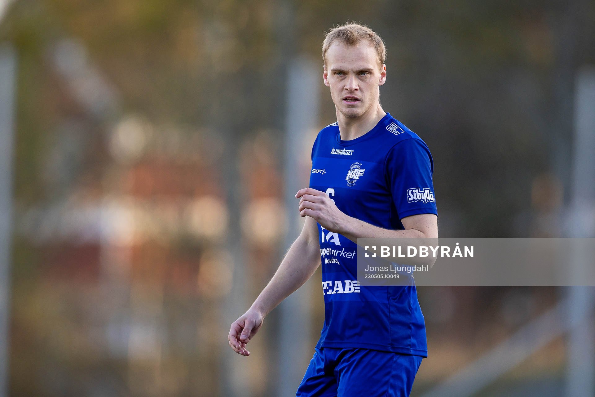 Hovshagas Albin Nordin under fotbollsmatchen i division 3 sydöstra götaland mellan Hovshaga och Älmeboda/Linneryd den 5 maj 2023 i Växjö.