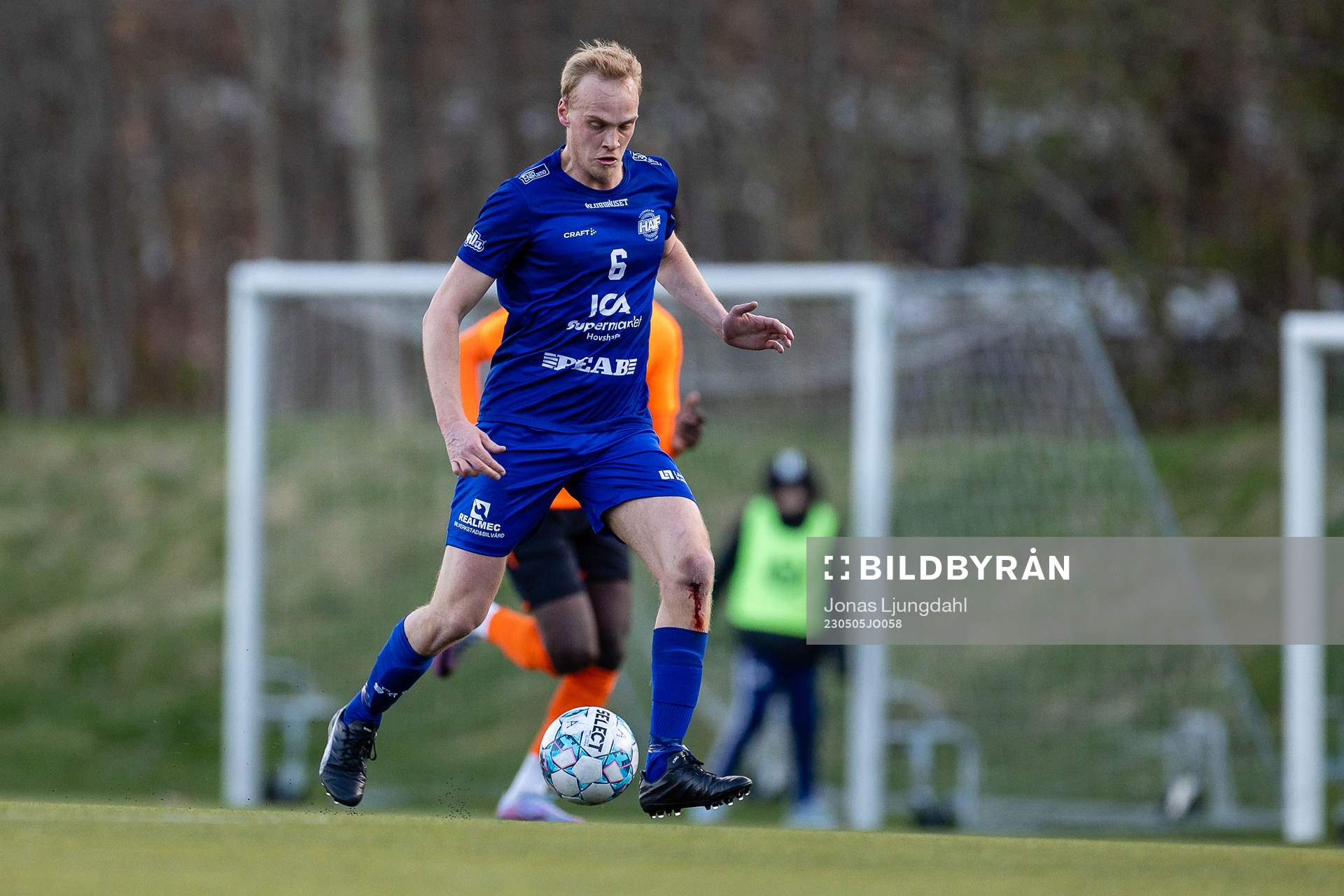 Hovshagas Albin Nordin under fotbollsmatchen i division 3 sydöstra götaland mellan Hovshaga och Älmeboda/Linneryd den 5 maj 2023 i Växjö.