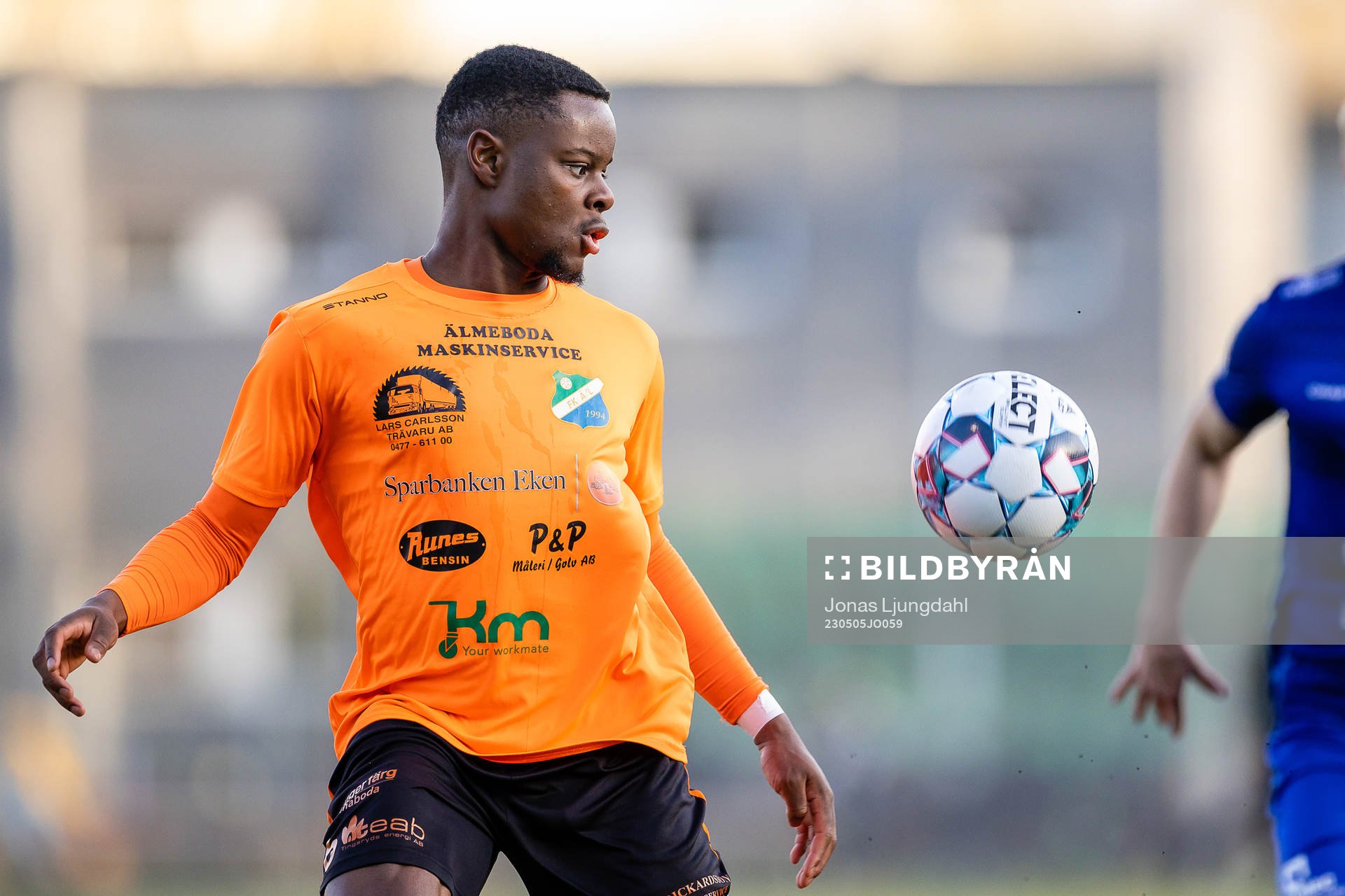 Älmeboda/Linneryds Yedidiah Ndunge Muteba under fotbollsmatchen i division 3 sydöstra götaland mellan Hovshaga och Älmeboda/Linneryd den 5 maj 2023 i Växjö.