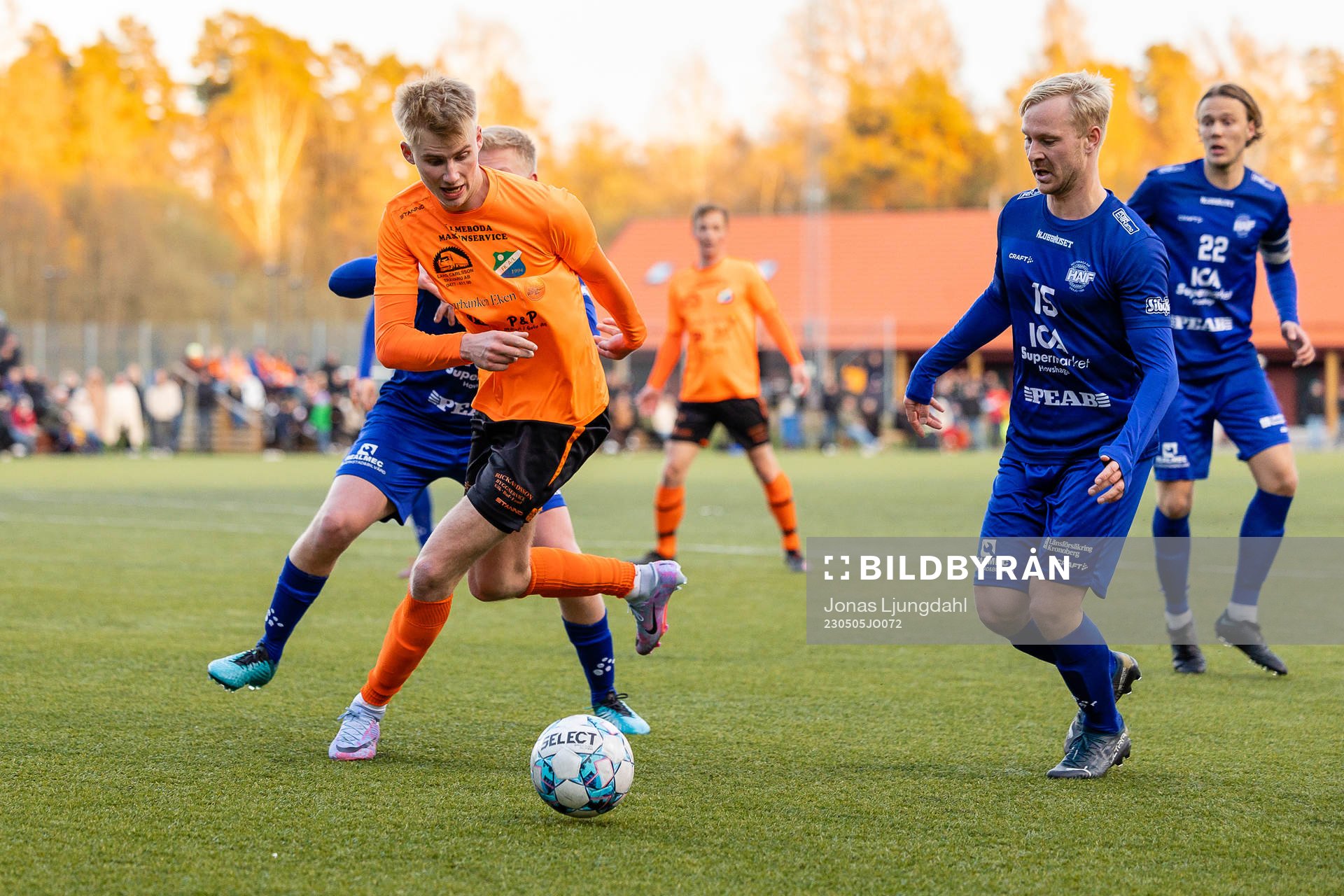 Älmeboda/Linneryds Rasmus Brauer och Hovshagas Linus Nilsson under fotbollsmatchen i division 3 sydöstra götaland mellan Hovshaga och Älmeboda/Linneryd den 5 maj 2023 i Växjö.