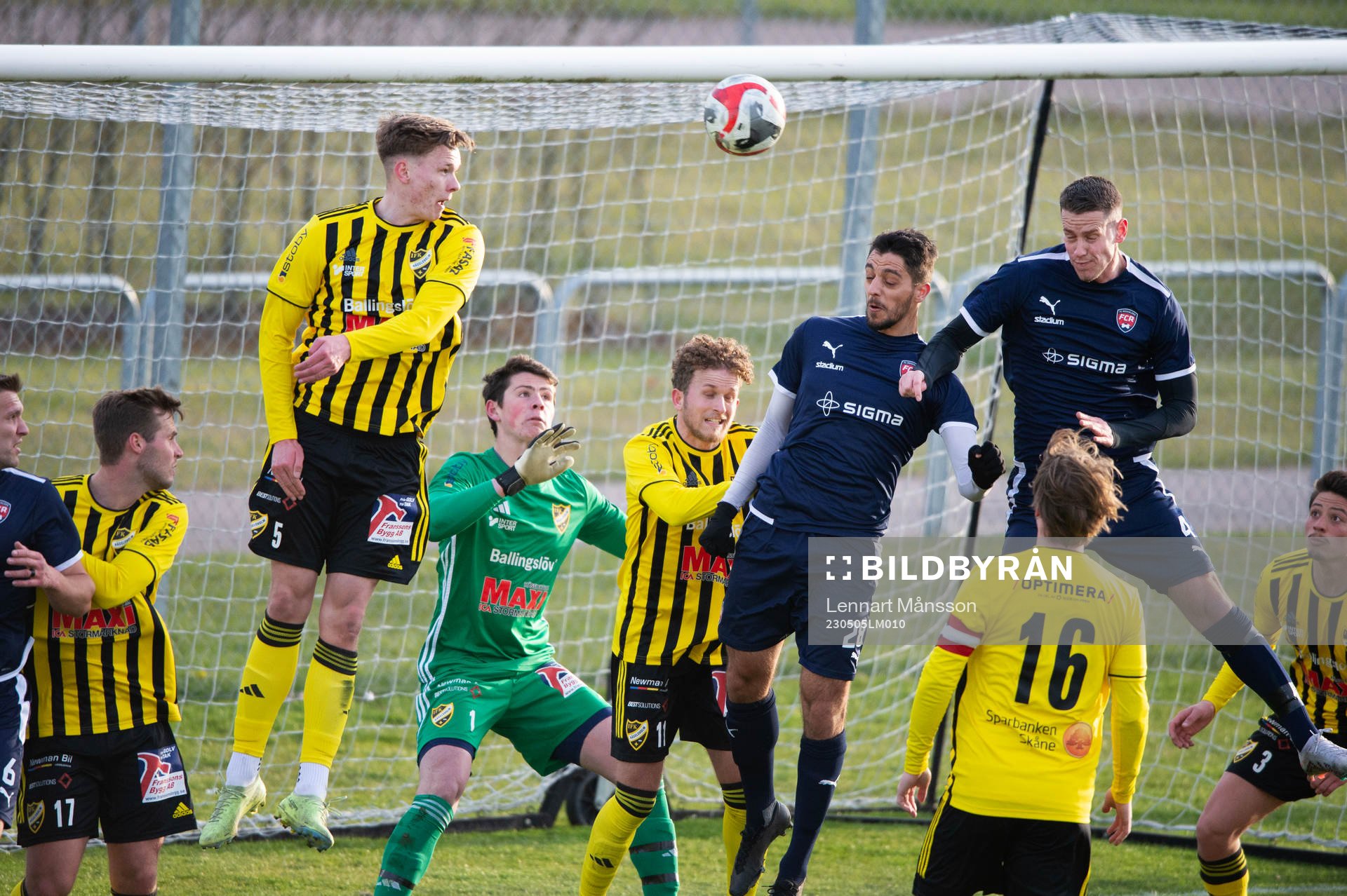 IFK Hässleholms Axel Henriksson når högst  i matchen i
