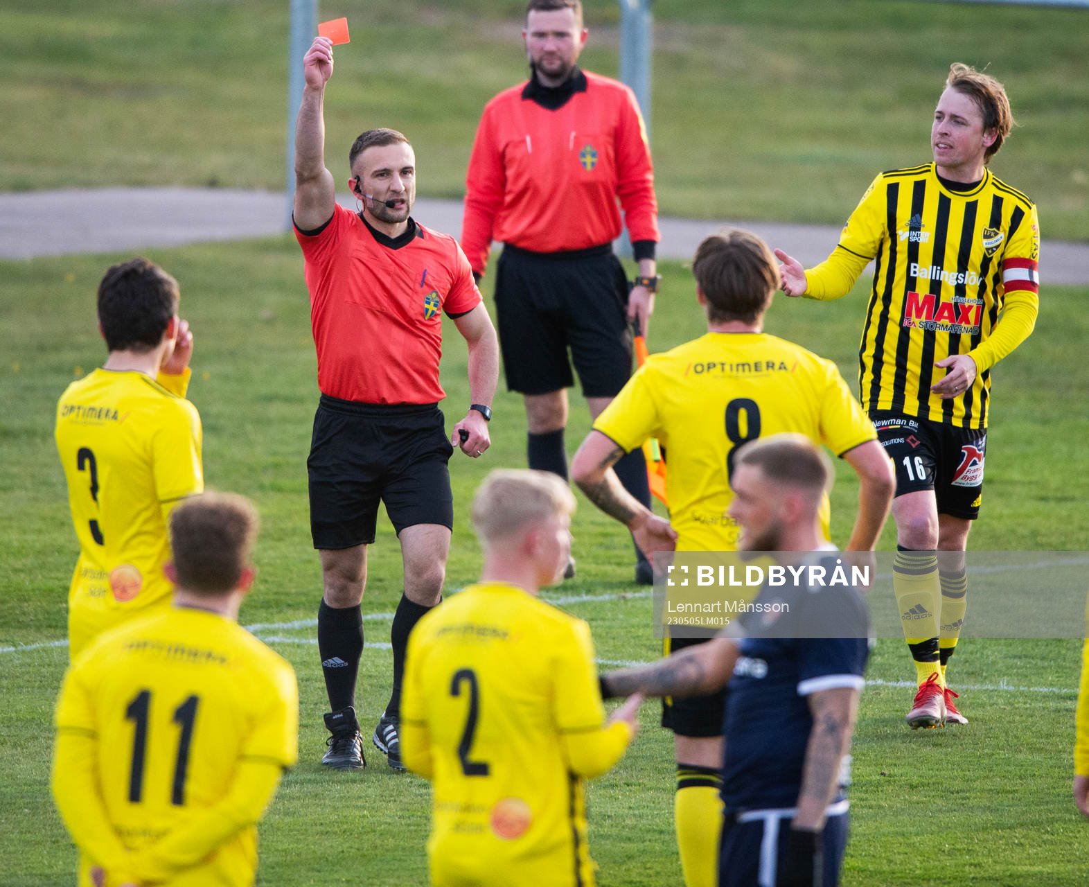 IFK Hässleholms Axel Winberg får rött kort i matchen i