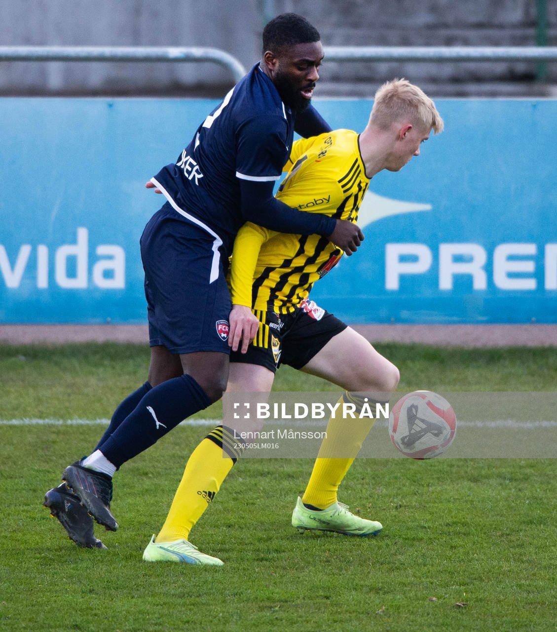 IFK Hässleholms Linus Roslund håller undan i matchen i