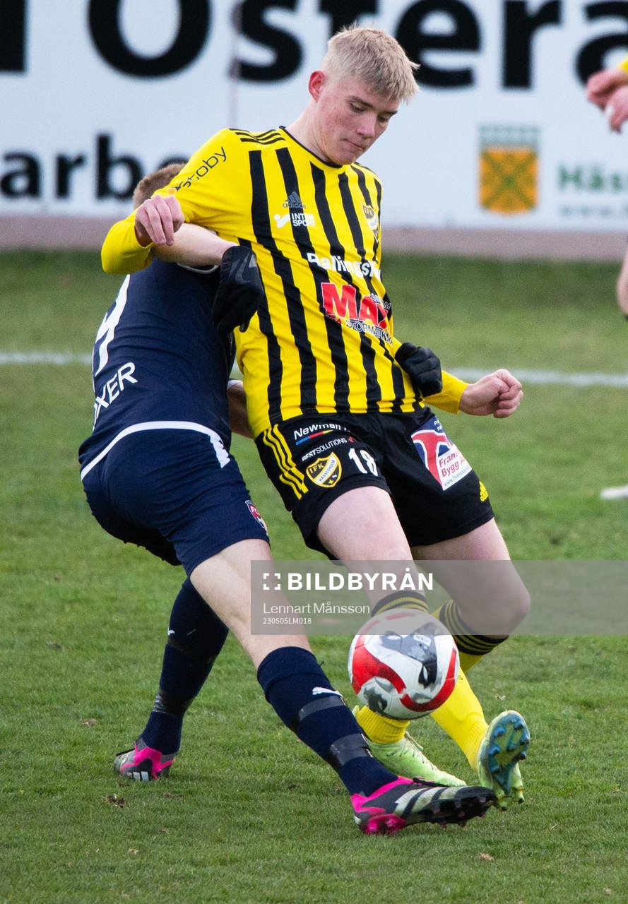 IFK Hässleholms Linus Roslund håller undan i matchen i