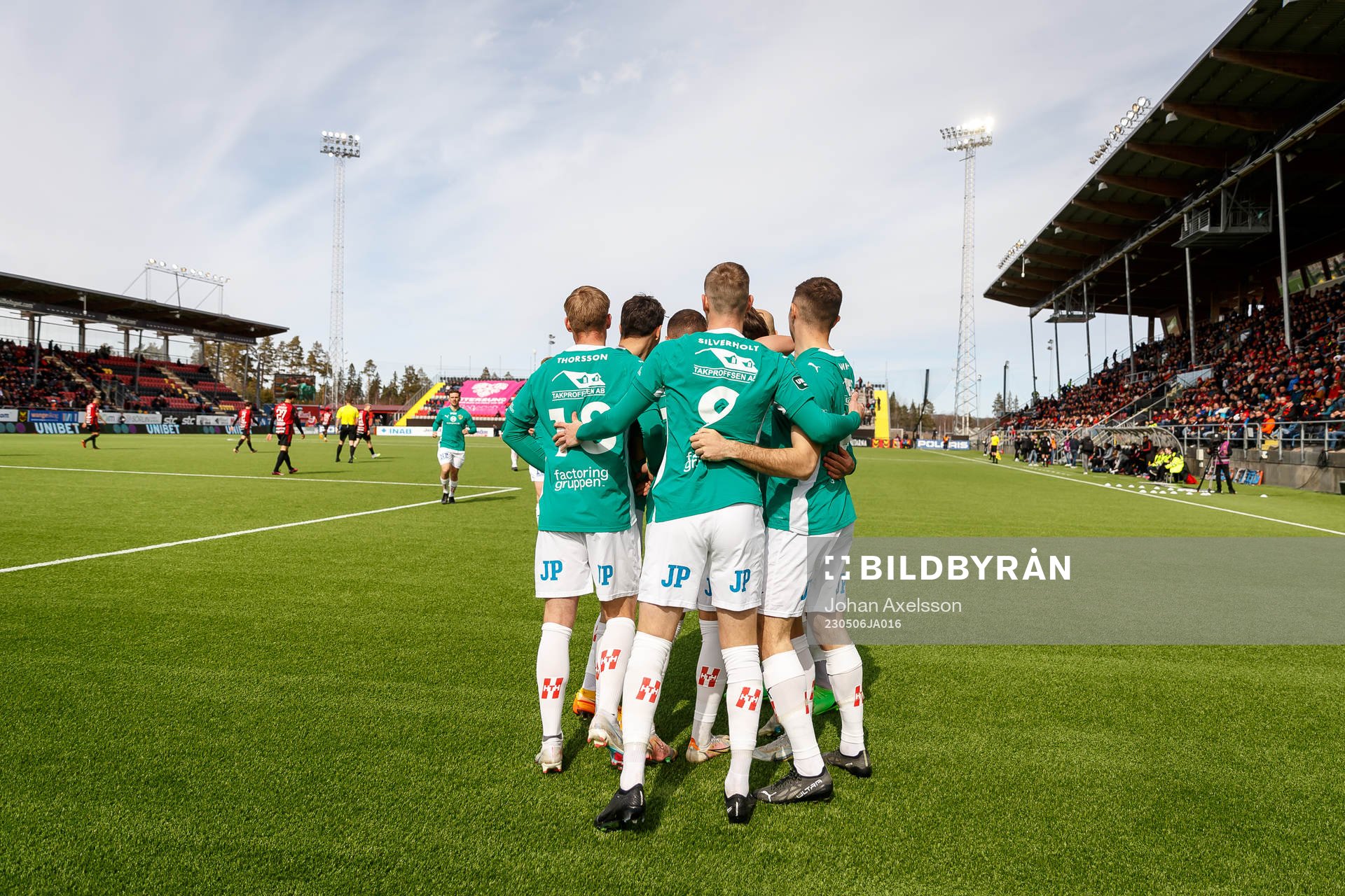 Jönköpings Södras Robin Book jublar med lagkamrater