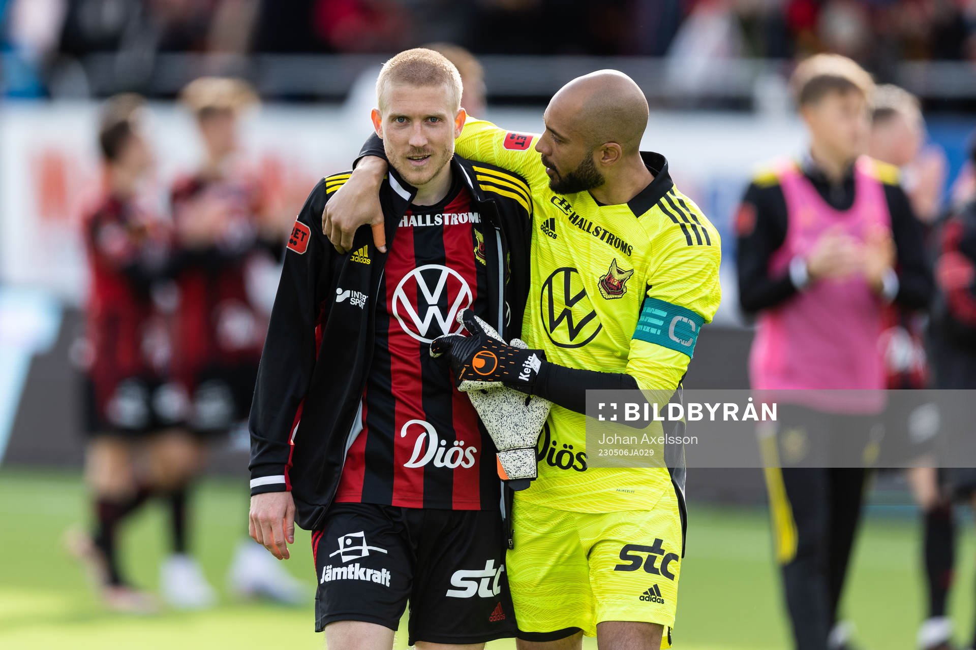 Östersunds Simon Kroon och målvakt Aly Keita