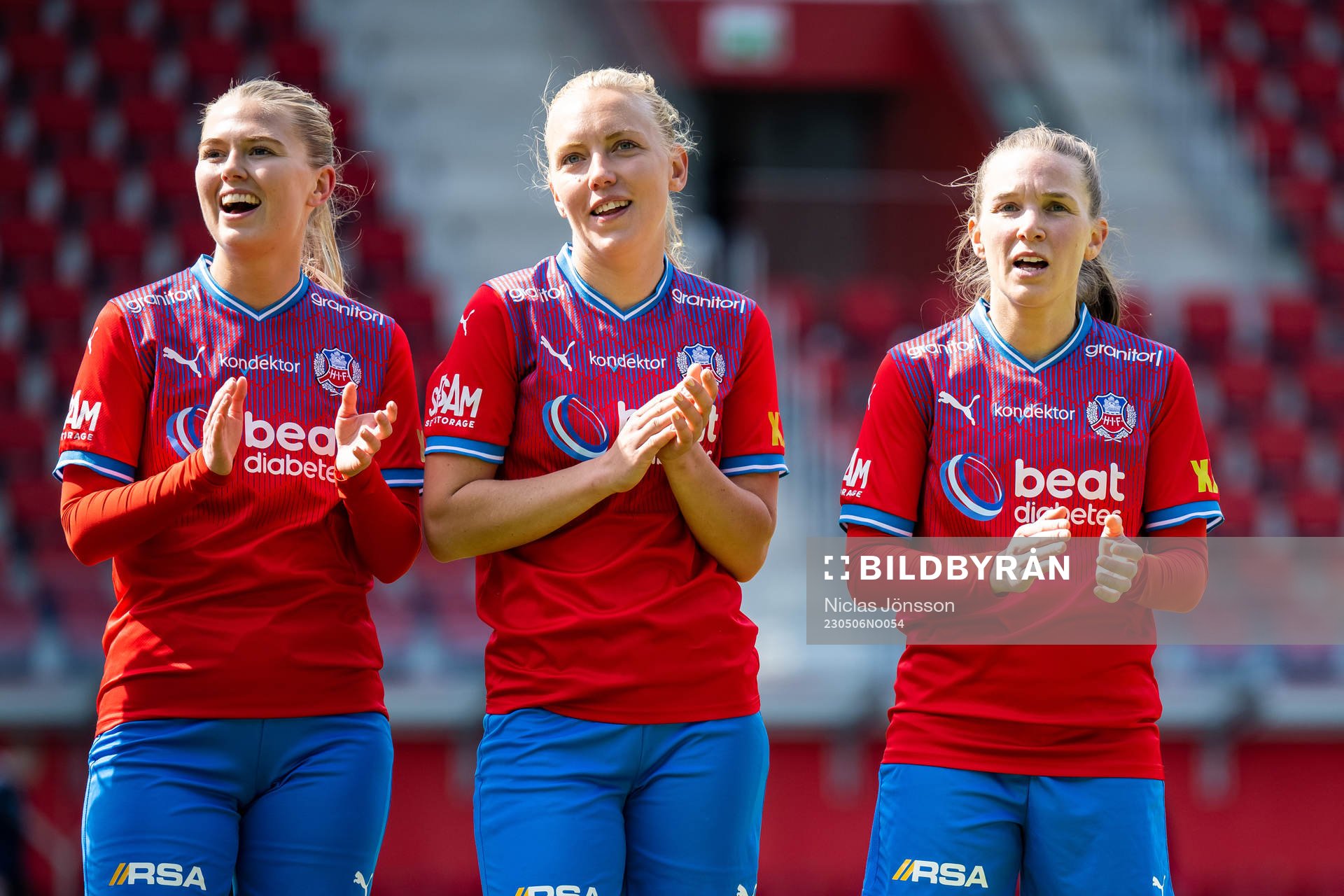 Helsingborgs Julia Jonassen, Johanna Andersson och Emma Krantz jublar efter fotbollsmatchen i Div 2 Västra Götaland mellan Helsingborg och Qviding den 6 maj 2023 i Helsingborg. 