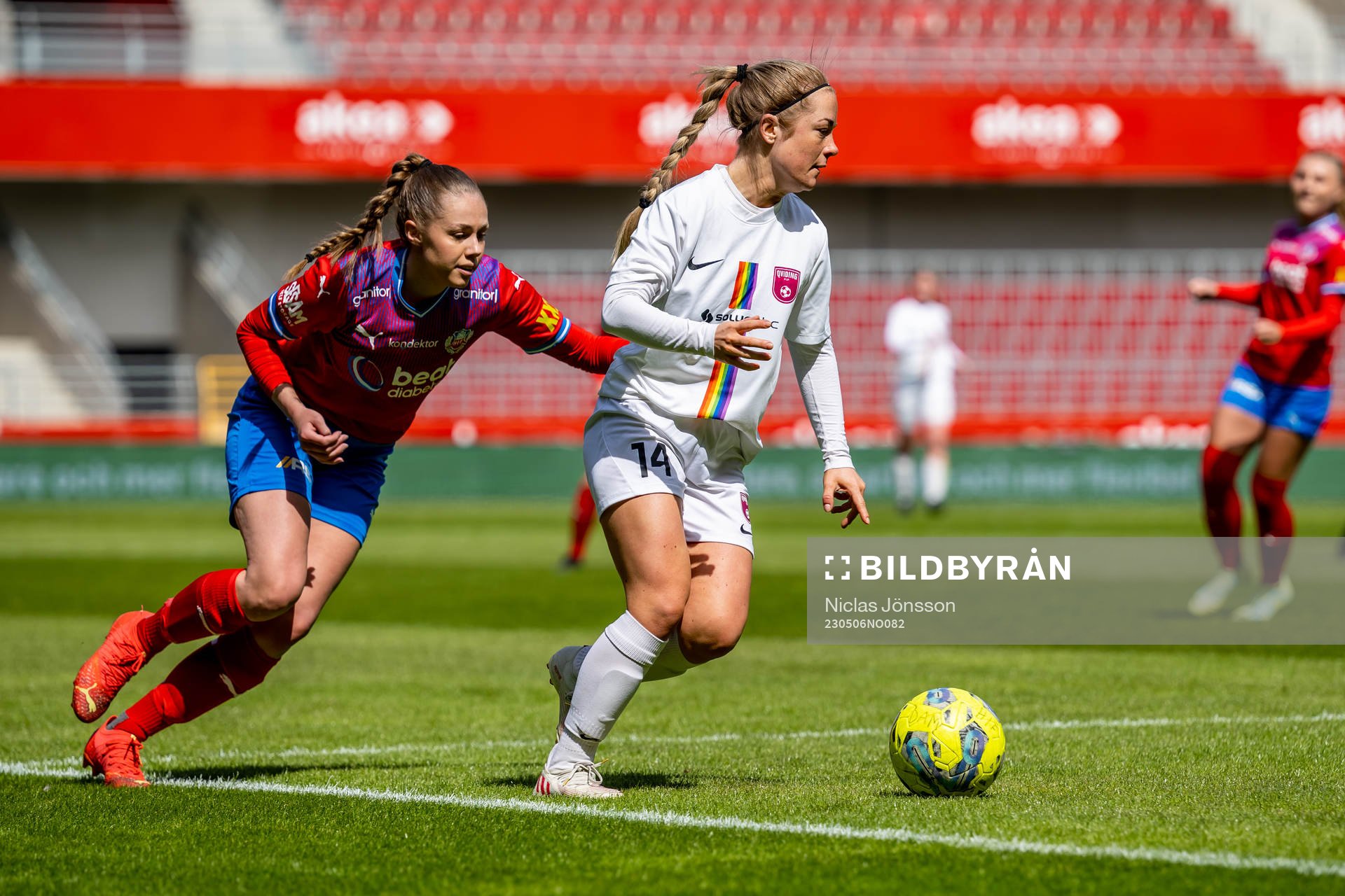 Helsingborgs Rebecka Winroth och Qvidings Caroline Wasenius under fotbollsmatchen i Div 2 Västra Götaland mellan Helsingborg och Qviding den 6 maj 2023 i Helsingborg.