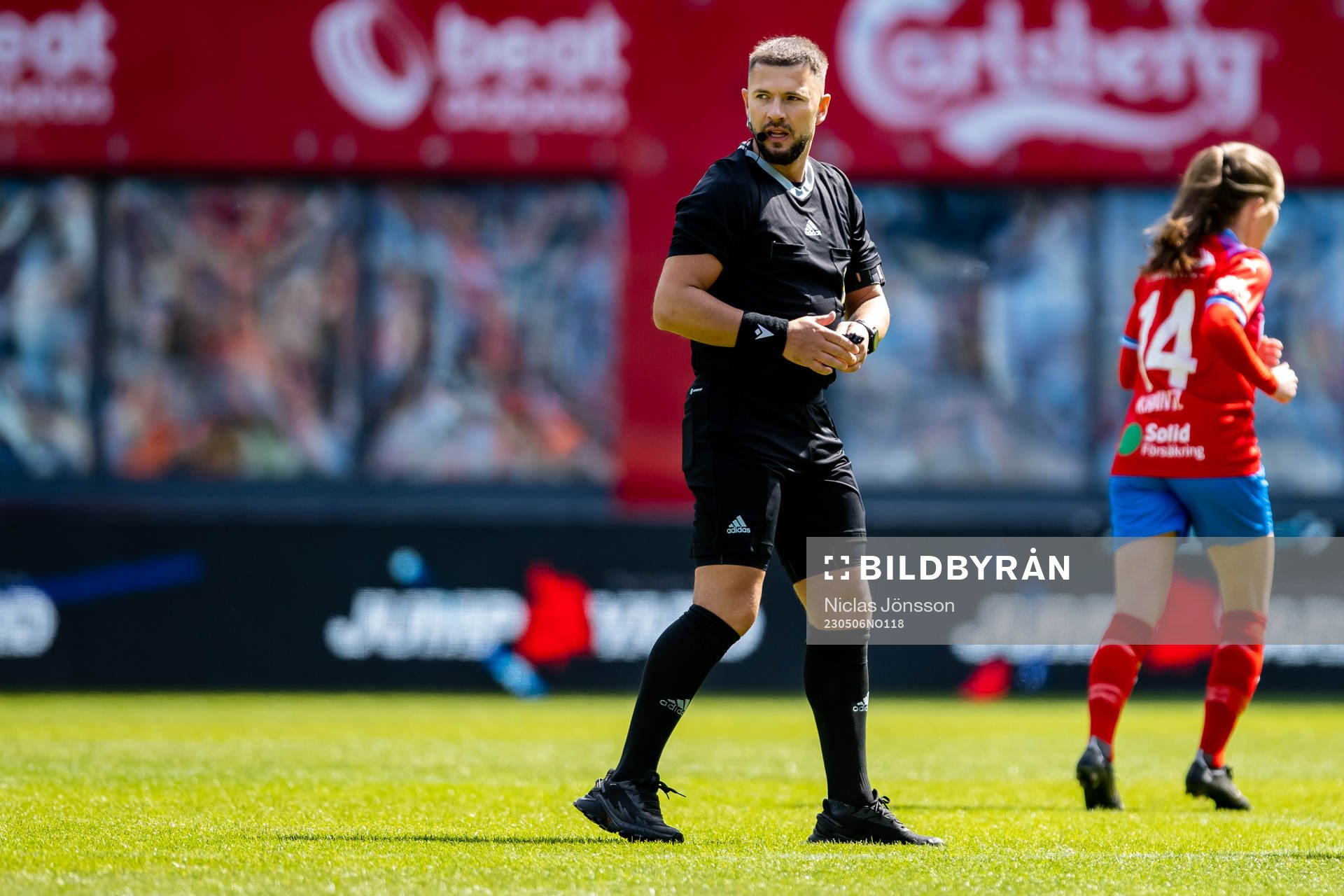 Domare Besnik Berisha under fotbollsmatchen i Div 2 Västra Götaland mellan Helsingborg och Qviding den 6 maj 2023 i Helsingborg.