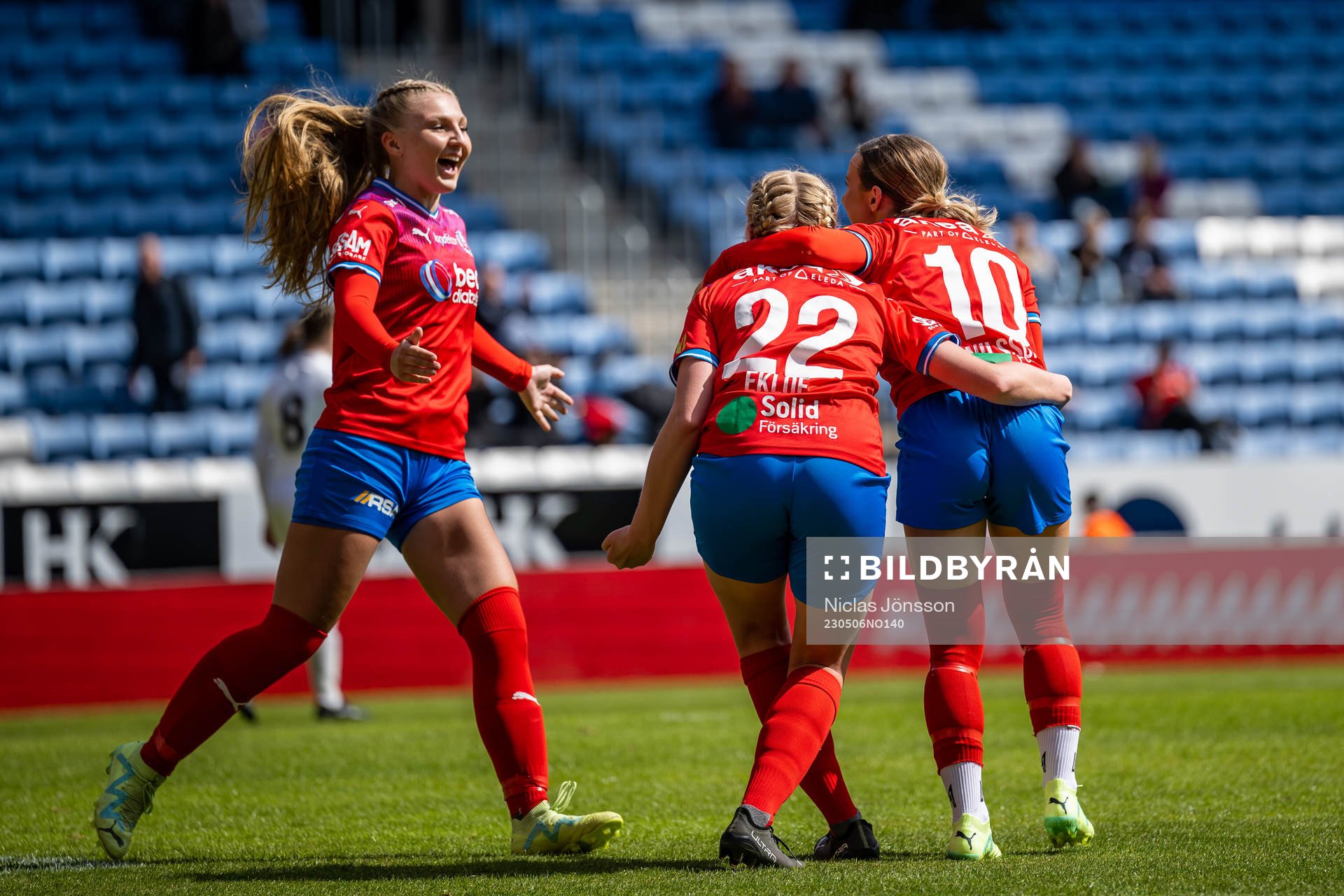 Helsingborgs Tilda Jonhag jublar tillsamman smed lagkamrater