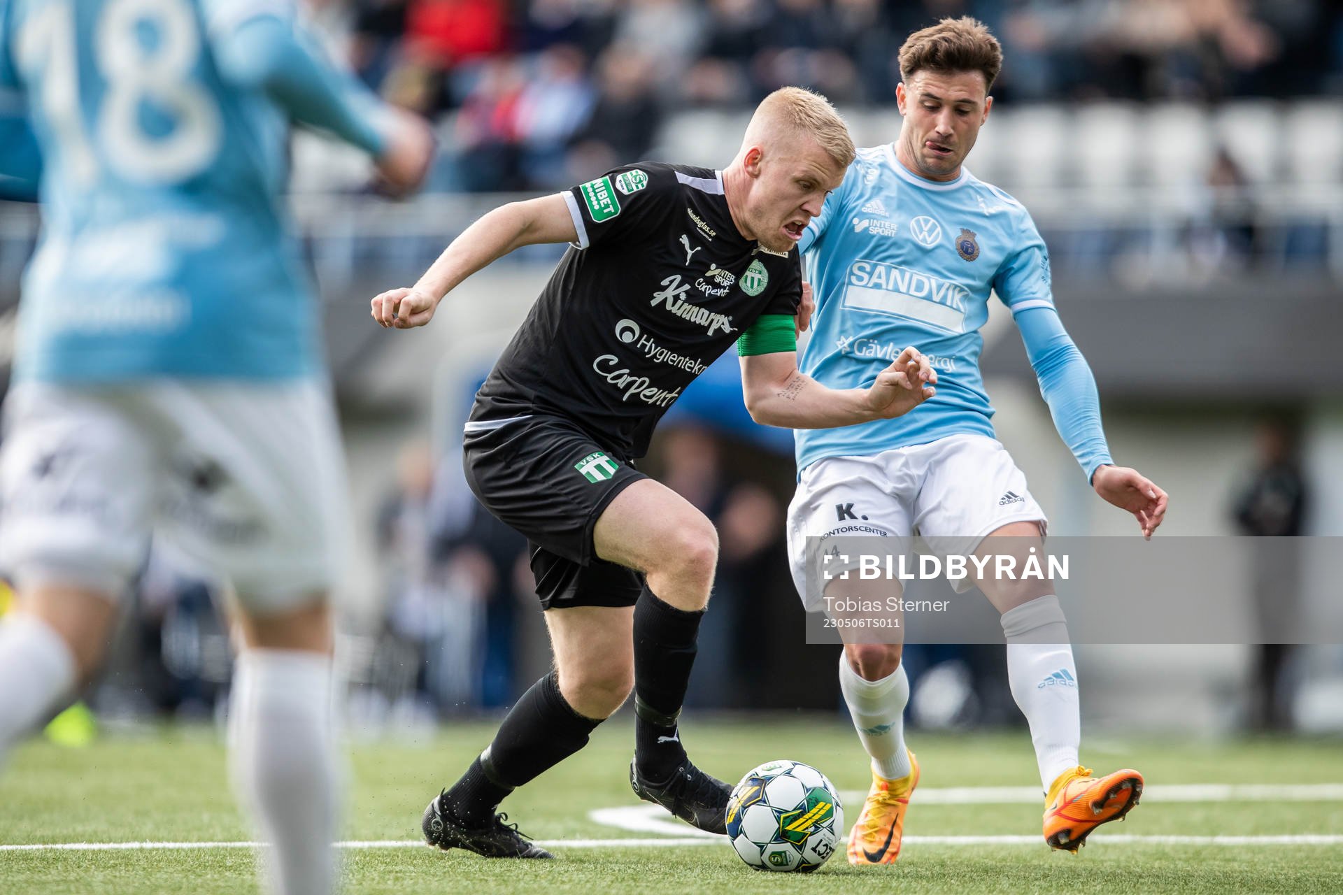 Västerås SKs Simon Johansson och Gefles Iu Ranera Grau under fotbollsmatchen i Superettan mellan Gefle och Västerås SK den 6 maj 2023 i Gävle.