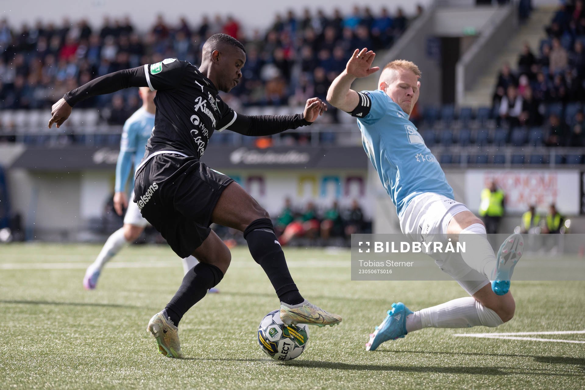 Västerås SKs Jaheem Burke och Gefles Martin Rauschenberg Brorsen under fotbollsmatchen i Superettan mellan Gefle och Västerås SK den 6 maj 2023 i Gävle.