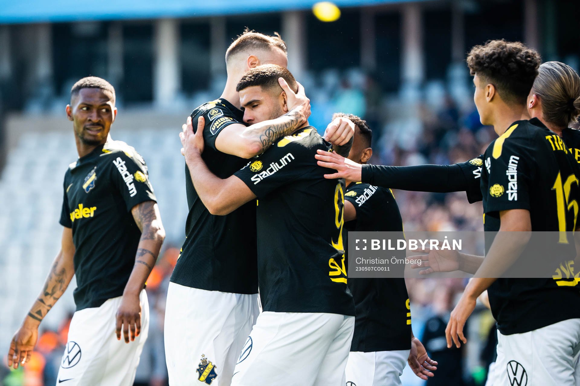 AIKs Omar Faraj jublar med lagkamrater