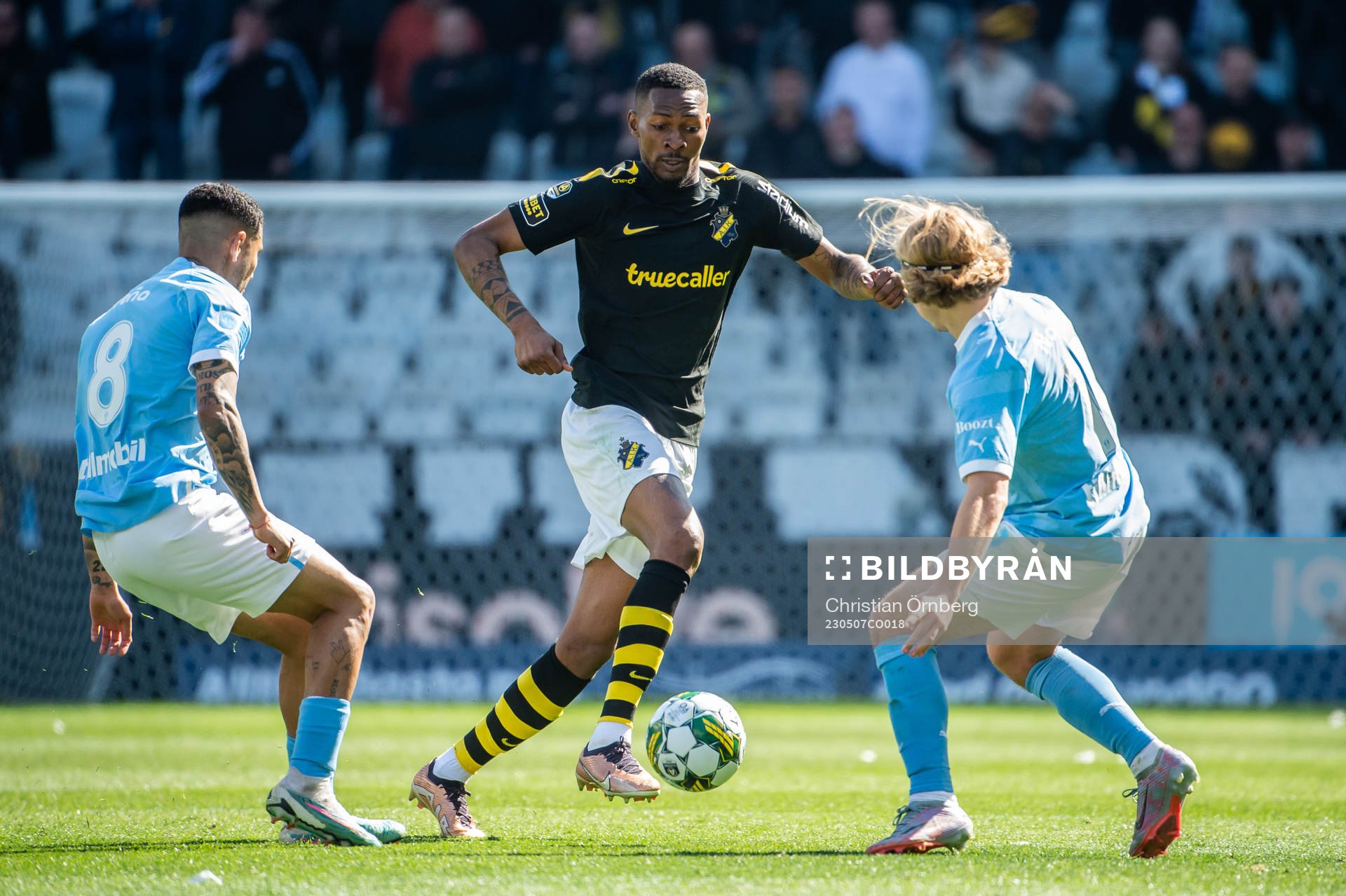 AIKs Aboubakar Keita mot Malmö FFs Sergio Pena och