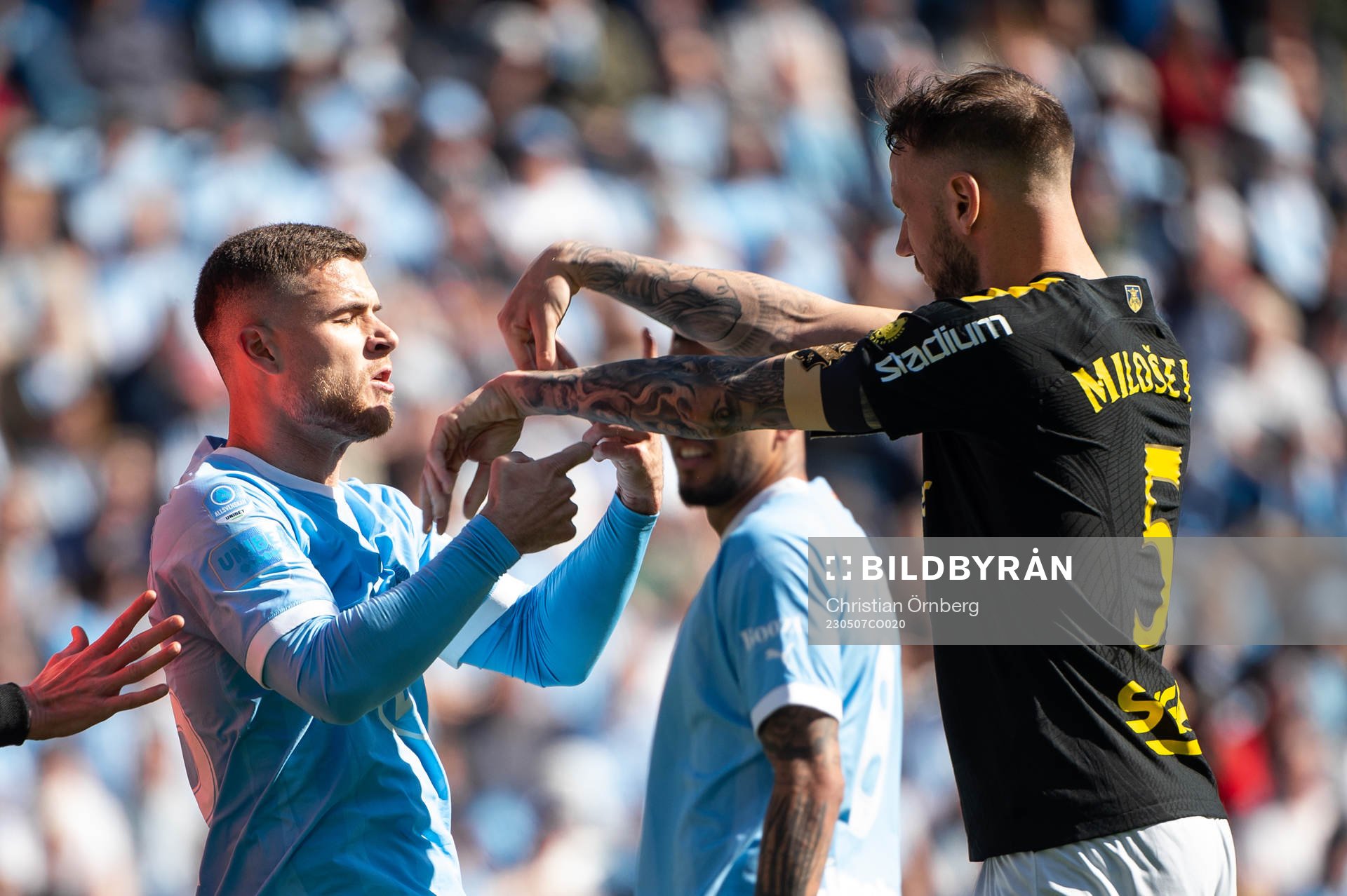 Malmö FFs Gabriel Busanello och AIKs Alexander Milosevic i