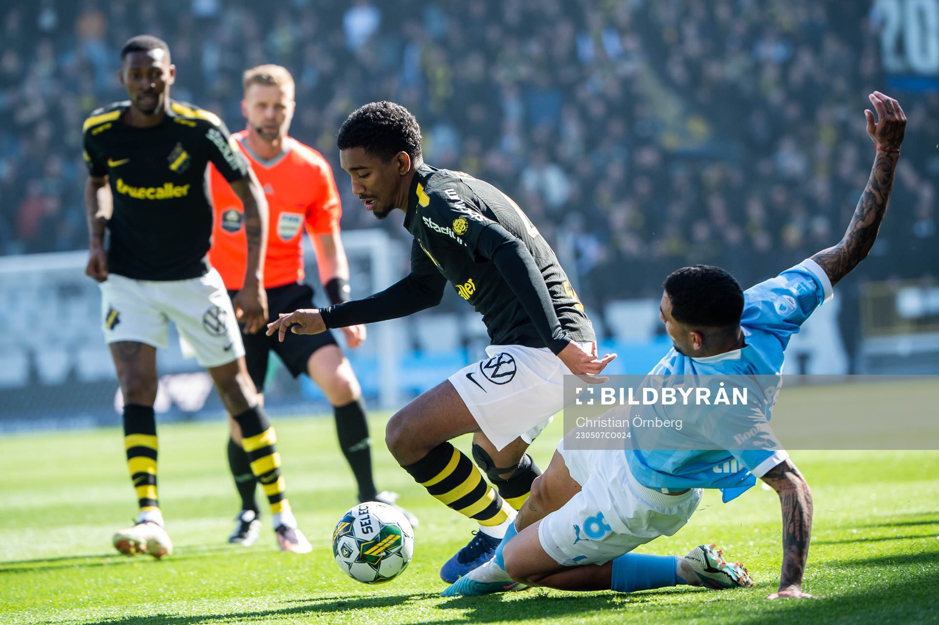 AIKs Alexander Fesshaie Beraki och Malmö FFs Sergio Pena under fotbollsmatchen i Allsvenskan mellan Malmö FF och AIK den 7 maj 2023 i Malmö.