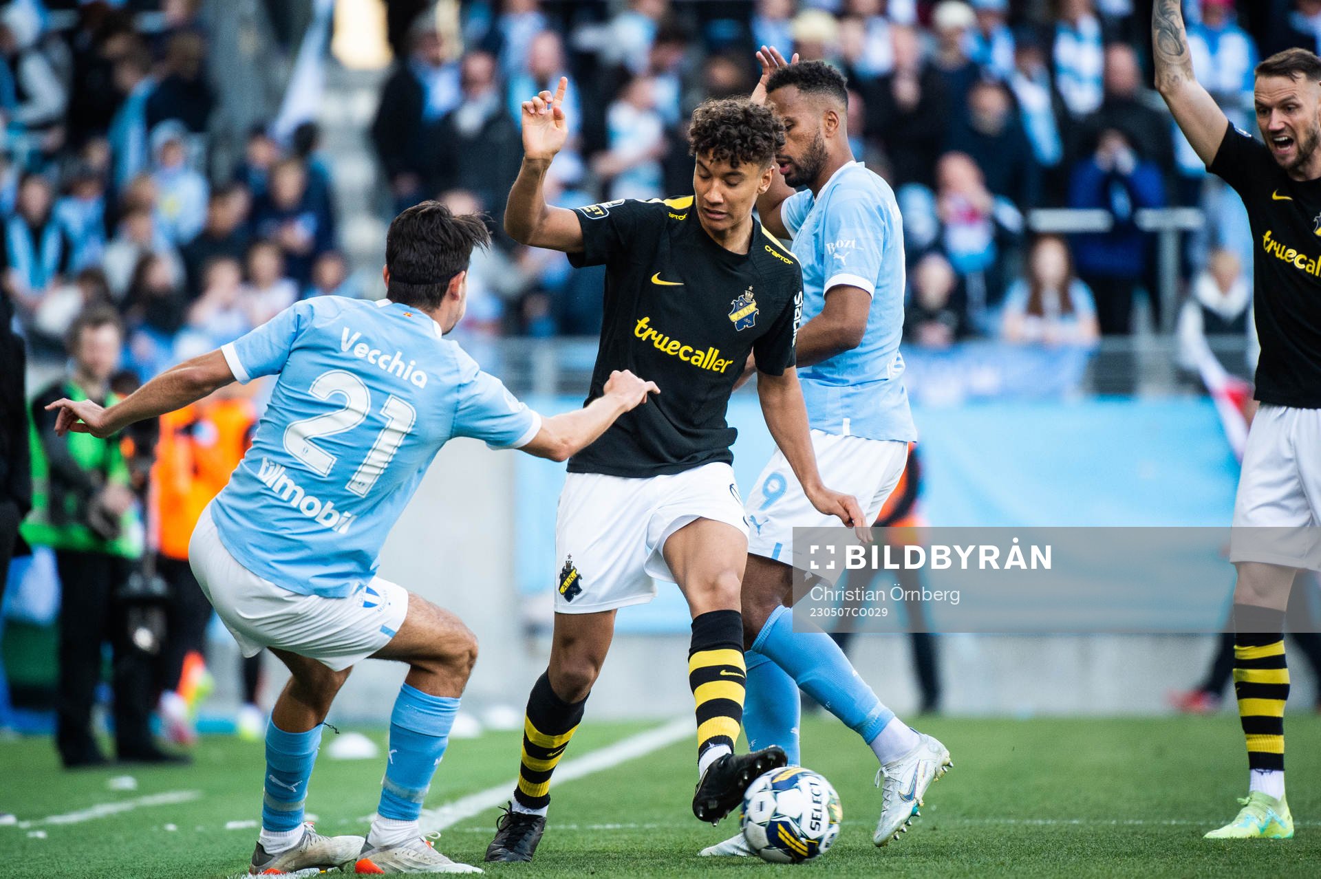 AIKs Robin Tihi och Malmö FFs Stefano Vecchia och Isaac