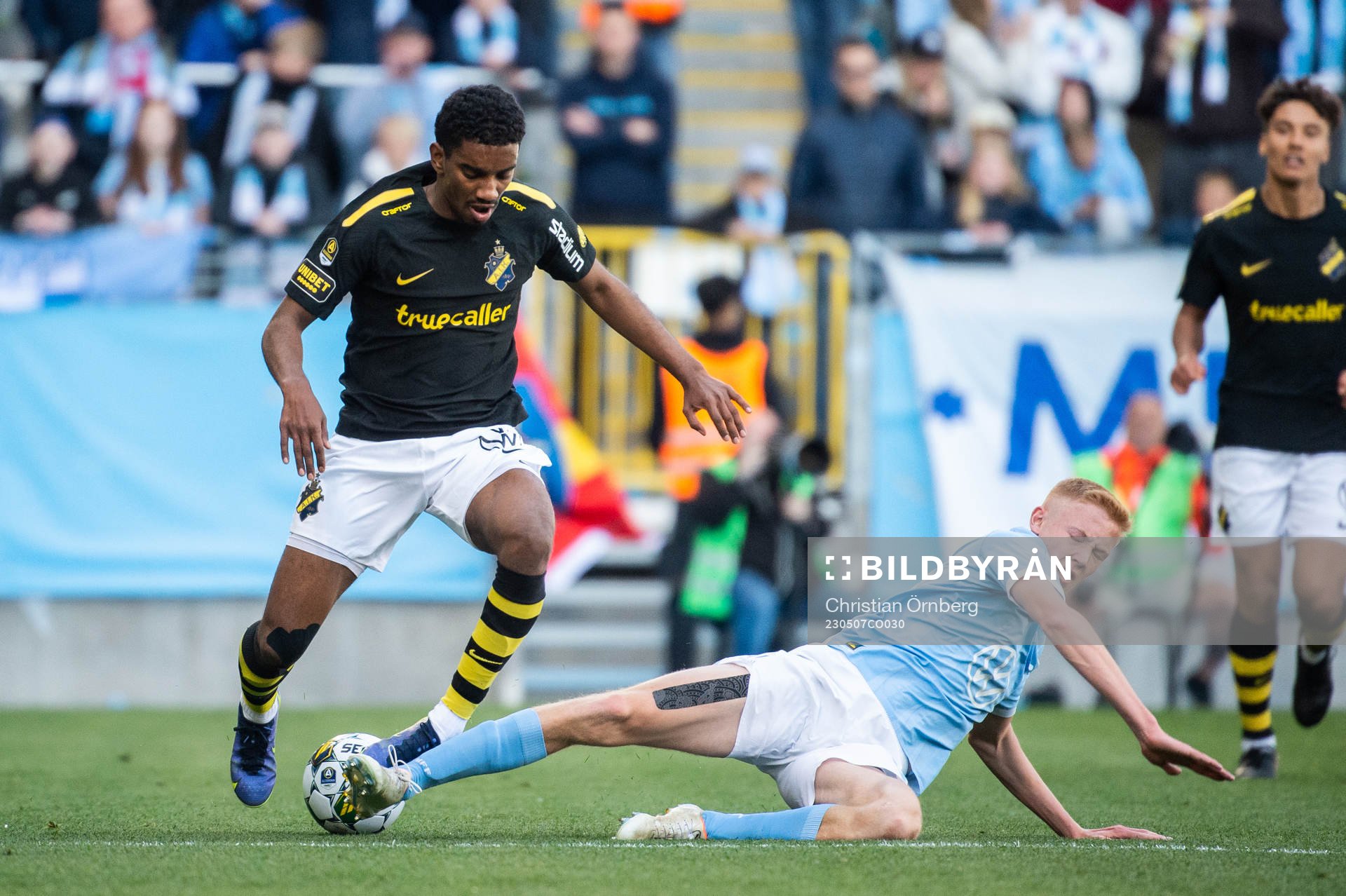 AIKs Alexander Fesshaie Beraki och Malmö FFs Hugo Larsson