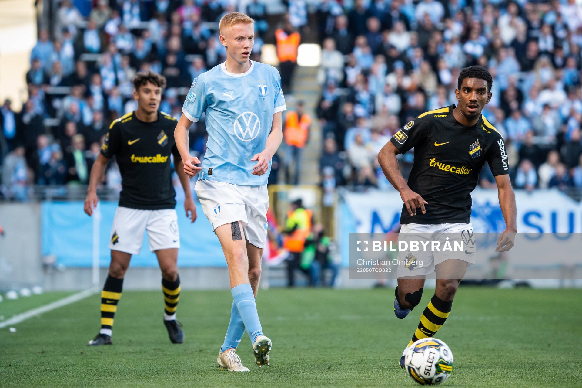 Malmö FFs Hugo Larsson och AIKs Alexander Fesshaie Beraki