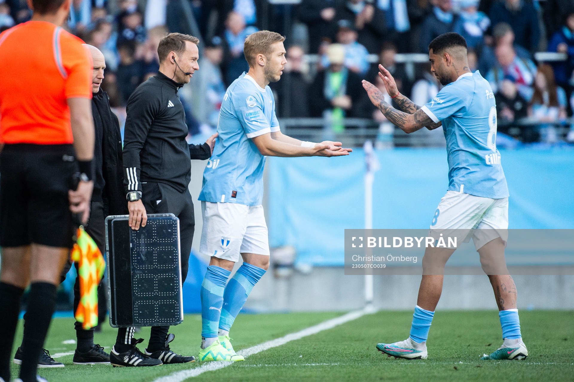 Malmö FFs Anton Tinnerholm byts in för Malmö FFs Sergio