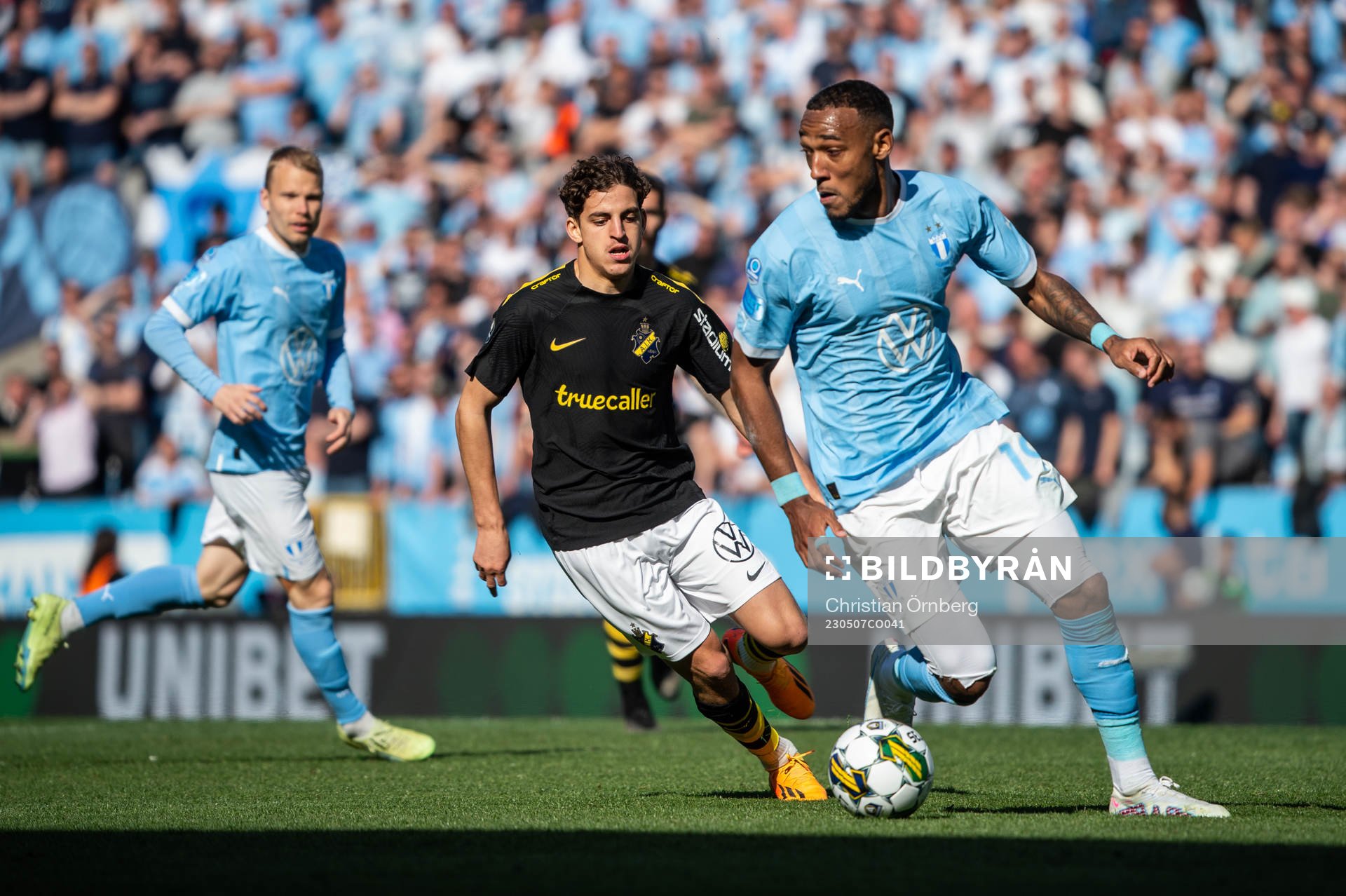 AIKs Taha Ayari och Malmö FFs Derek Cornelius