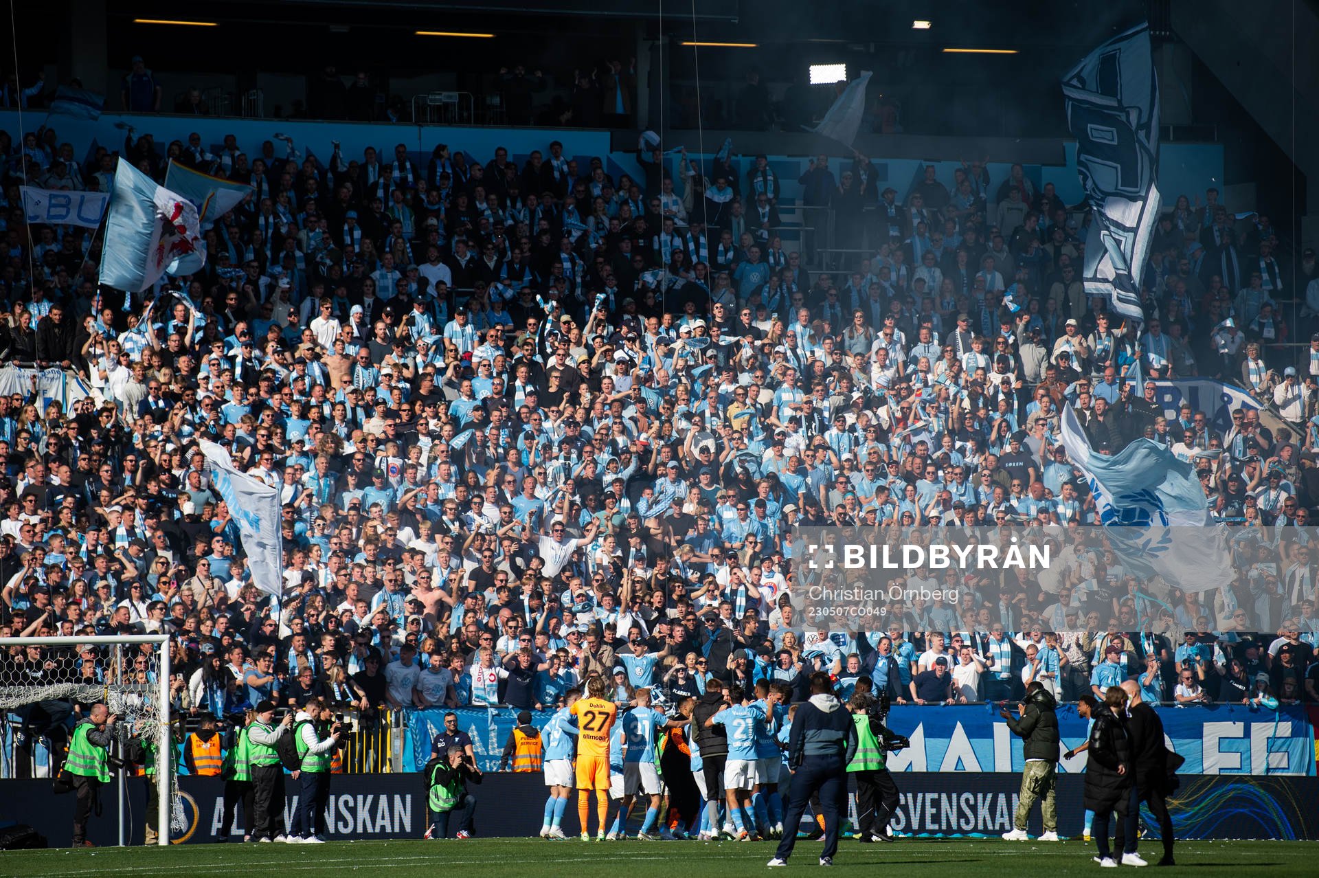 Malmö FFs spelare jublar med supportrar