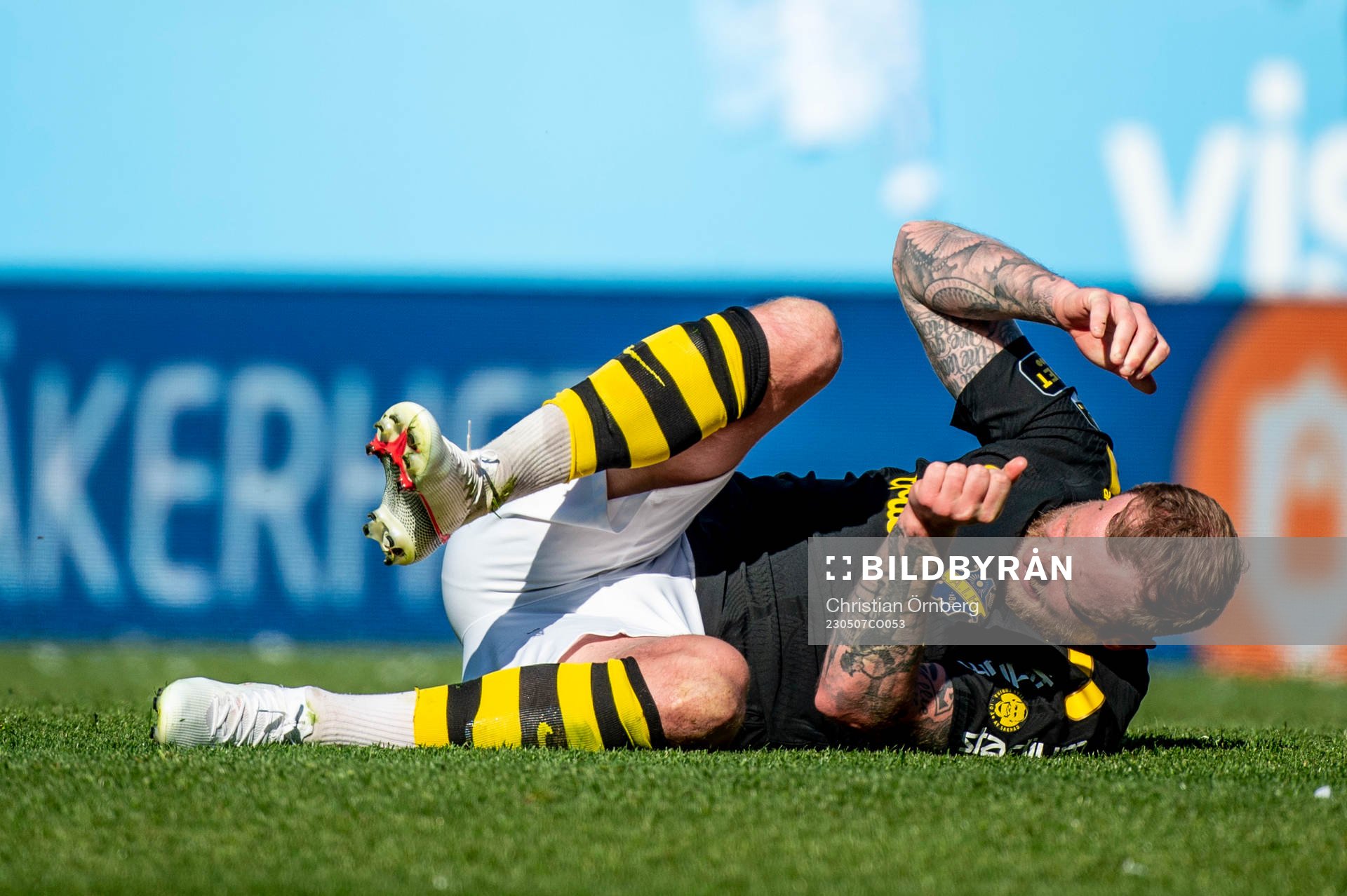 AIKs John Guidetti får en smäll