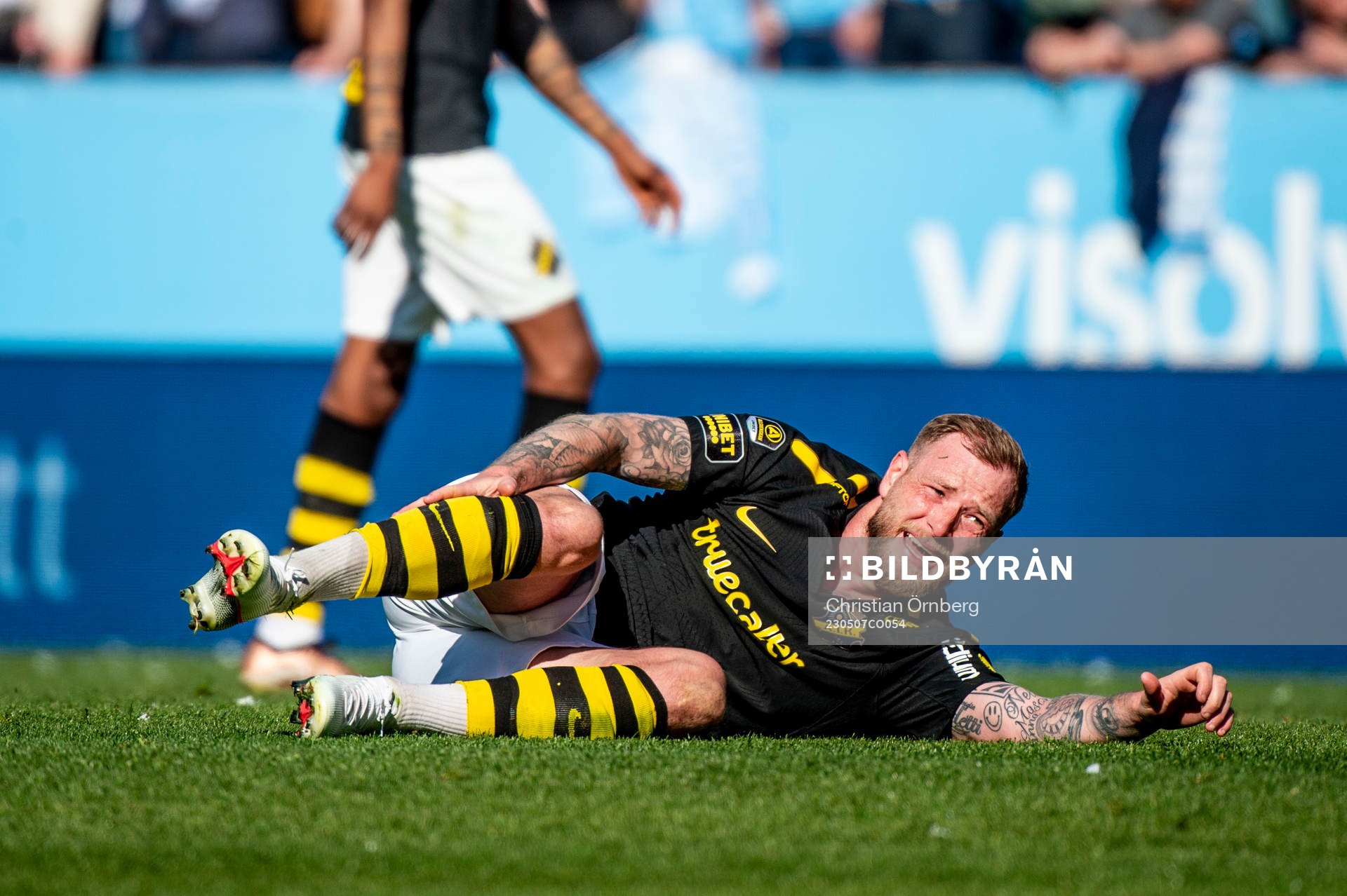 AIKs John Guidetti får en smäll