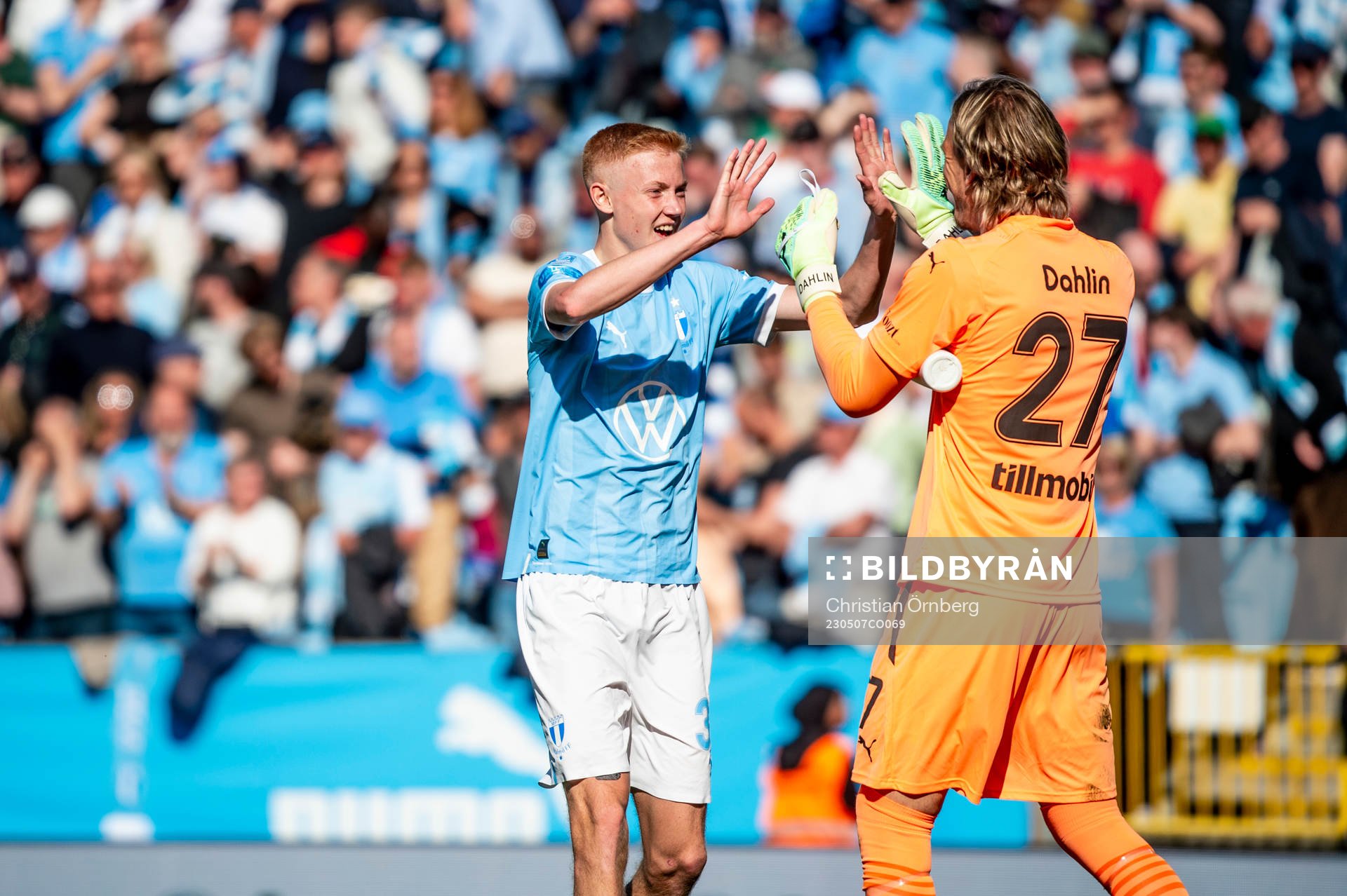 Malmö FFs Hugo Larsson jublar med målvakt Johan Dahlin