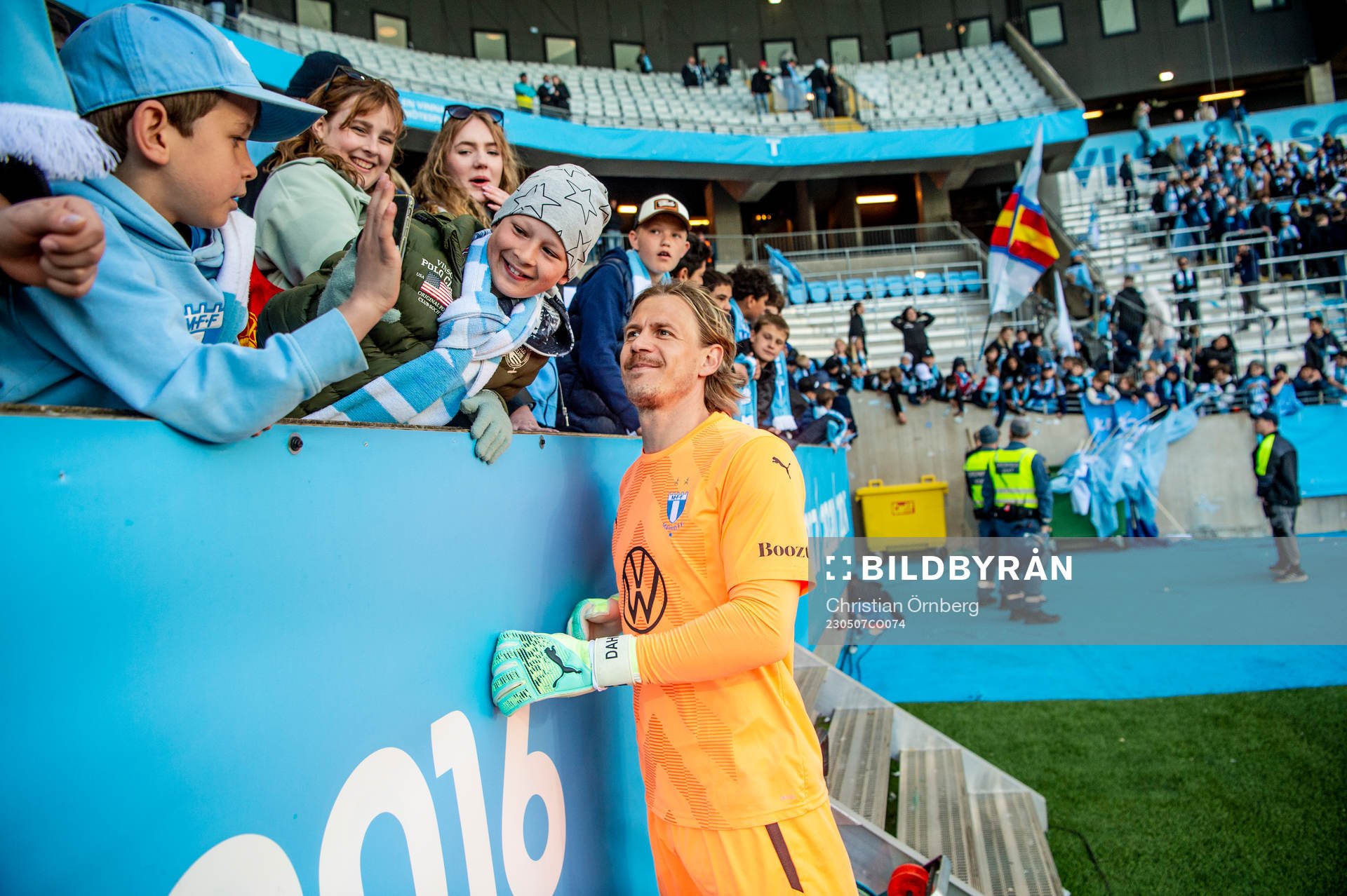 Malmö FFs målvakt Johan Dahlin med unga supportrar