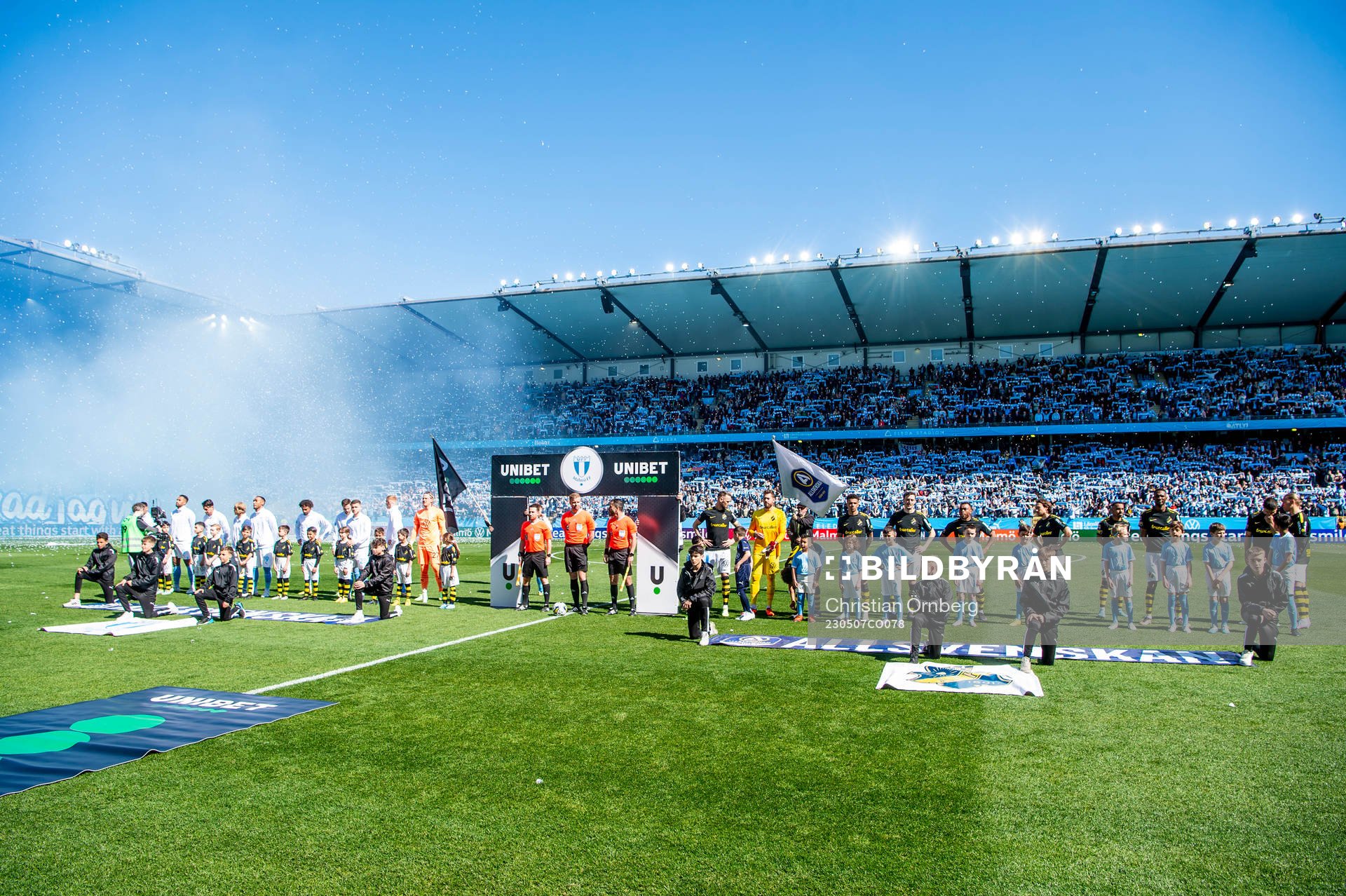 Lagen ställer upp innan fotbollsmatchen i Allsvenskan mellan Malmö FF och AIK den 7 maj 2023 i Malmö. 