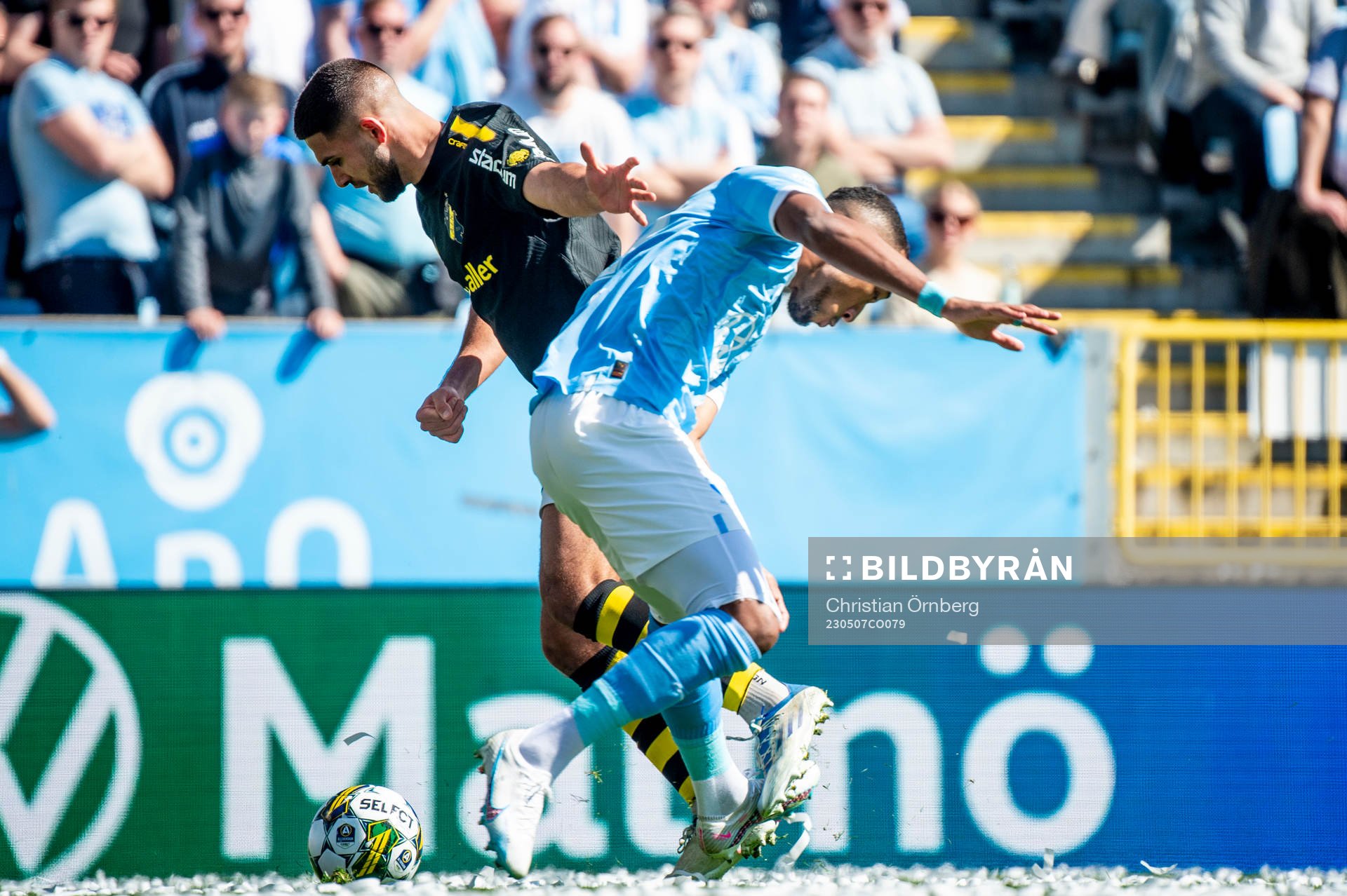 Malmö FFs Derek Cornelius fäller AIKs Omar Faraj i